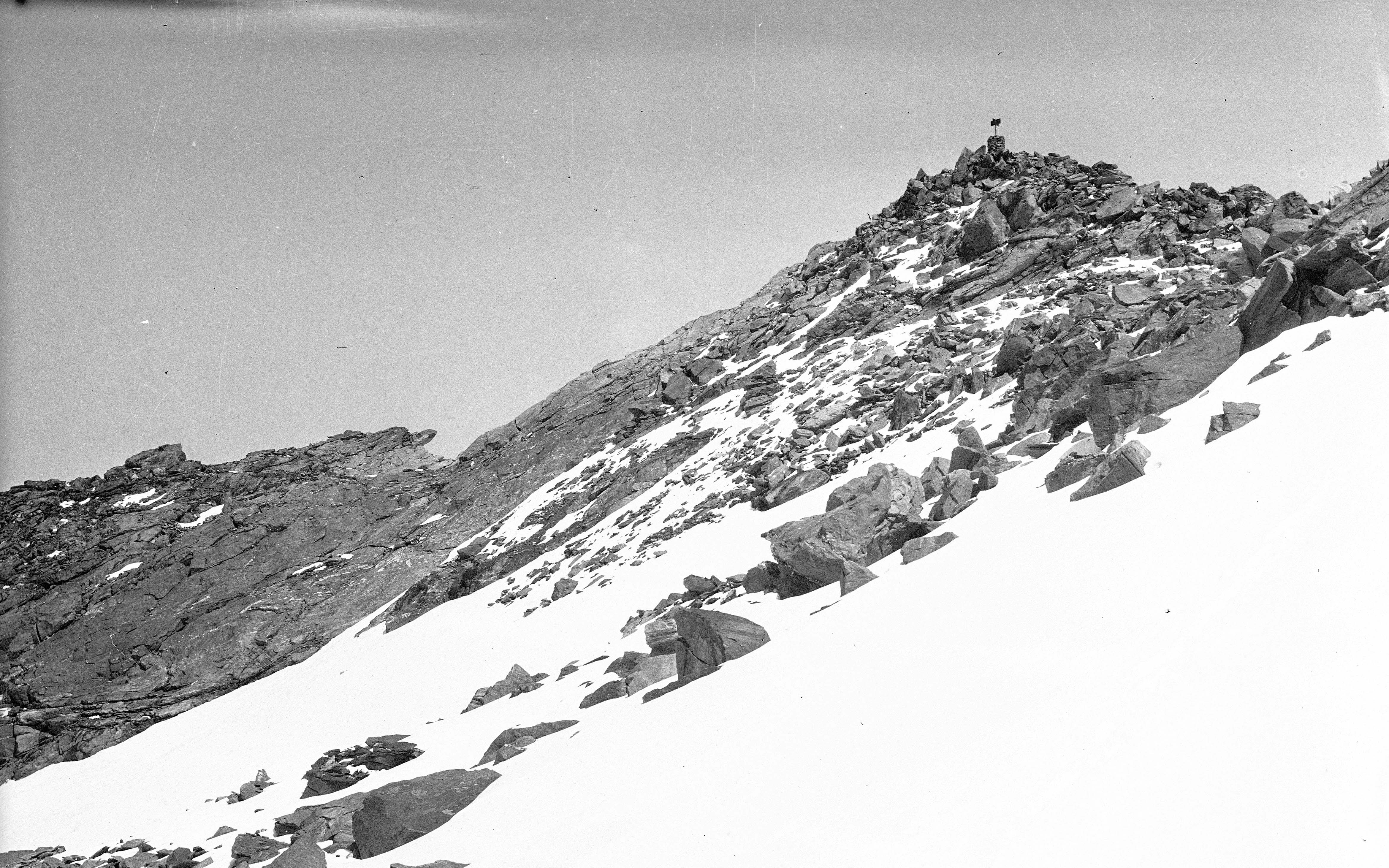 Gipfel der Rosablanche mit Vermessungssignal, Krete und Geröllfeld.
