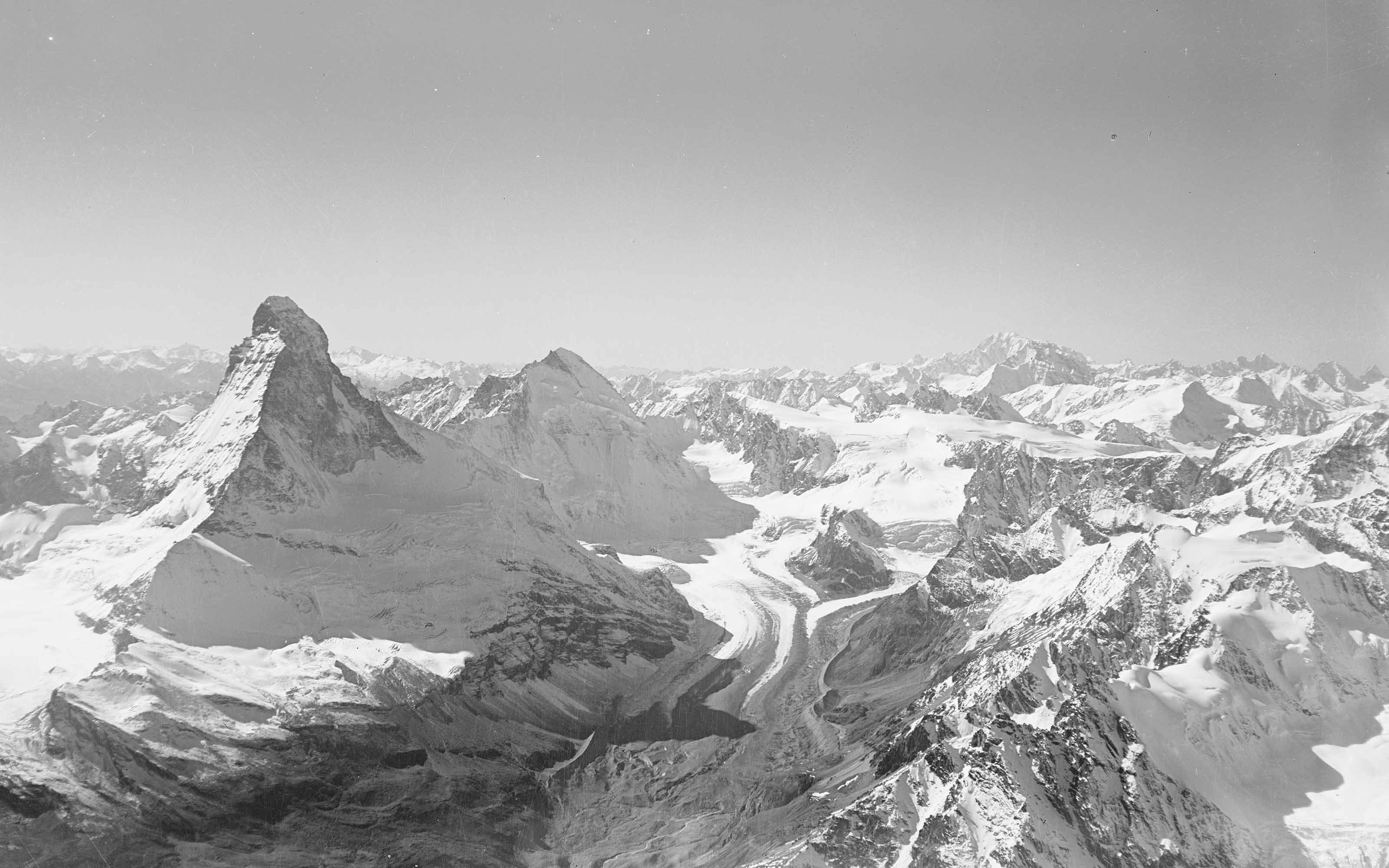 Die Luftbildaufnahme von 1930 zeigt das Matterhorn mit den Walliser Alpen