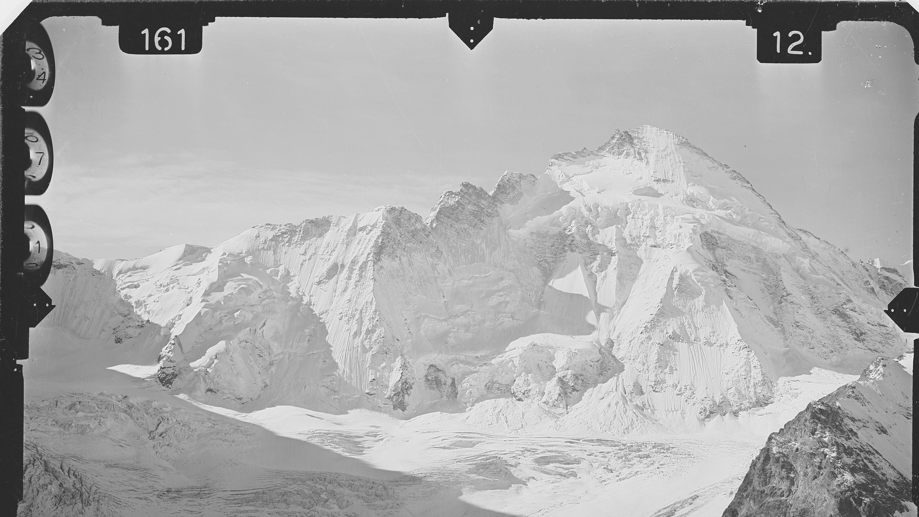 Schneebedeckte Dent d'Hérens auf einer terrestrischen Aufnahme. Die Rahmenmarken des Messbilds sind sichtbar.