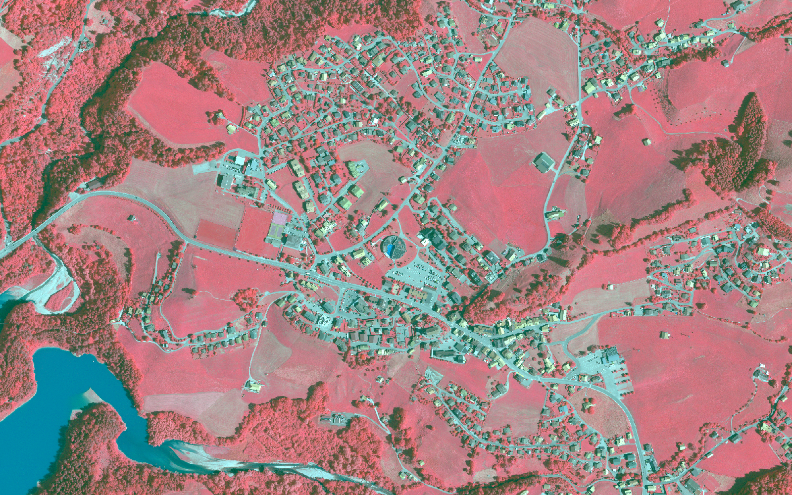 L'image montre une vue aérienne infrarouge de la région de Charmey (FR).  
