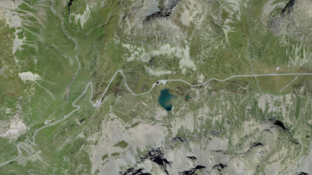 The picture shows an aerial view of the Julier Pass (GR) and its surroundings.