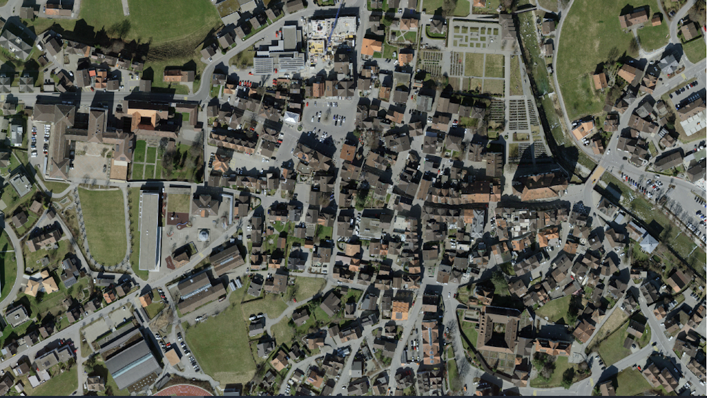 L'image montre une vue aérienne du centre d'Appenzell.