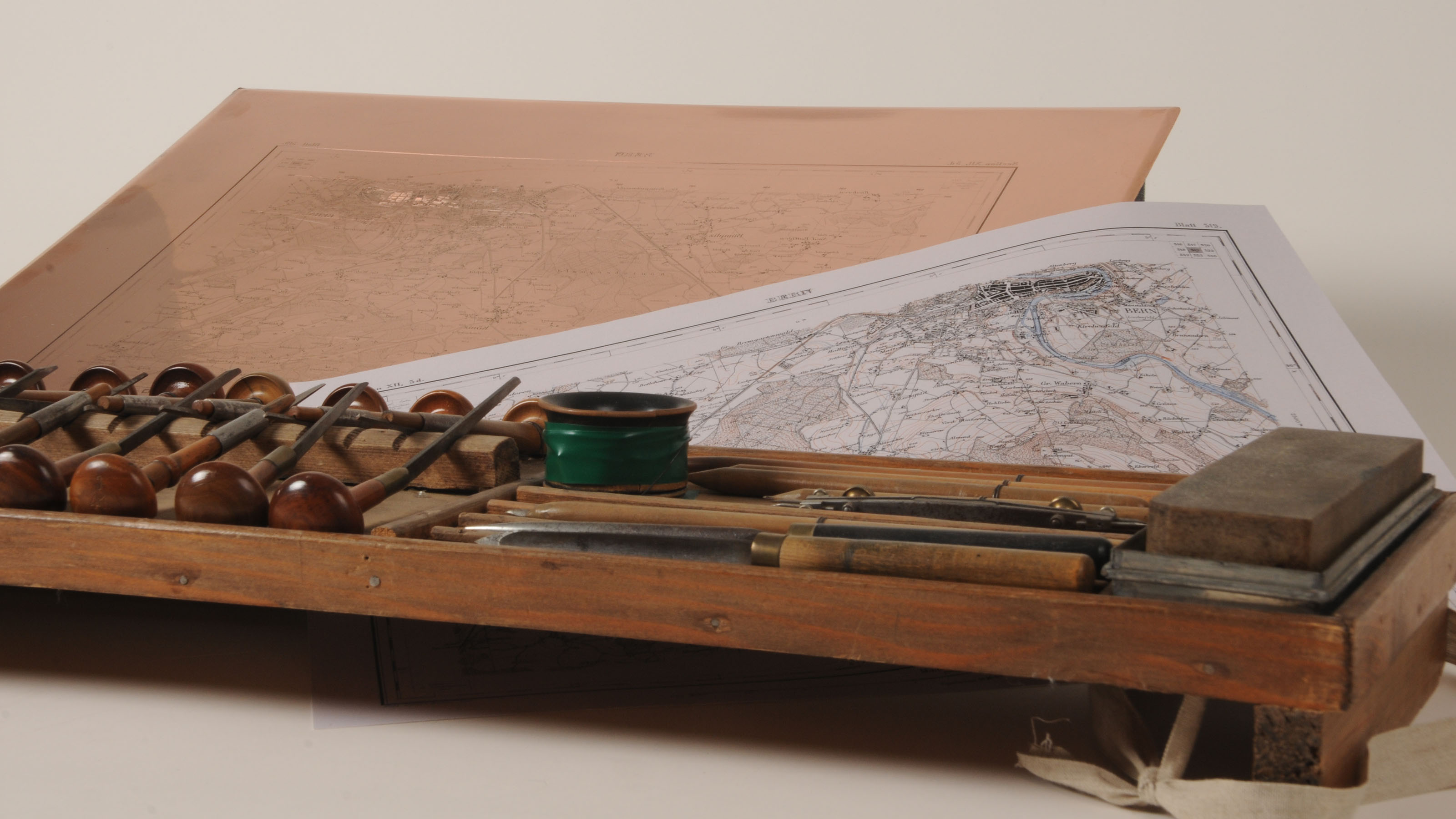 Photographie du marteau, du poinçon et d'autres outils de la gravure sur cuivre.