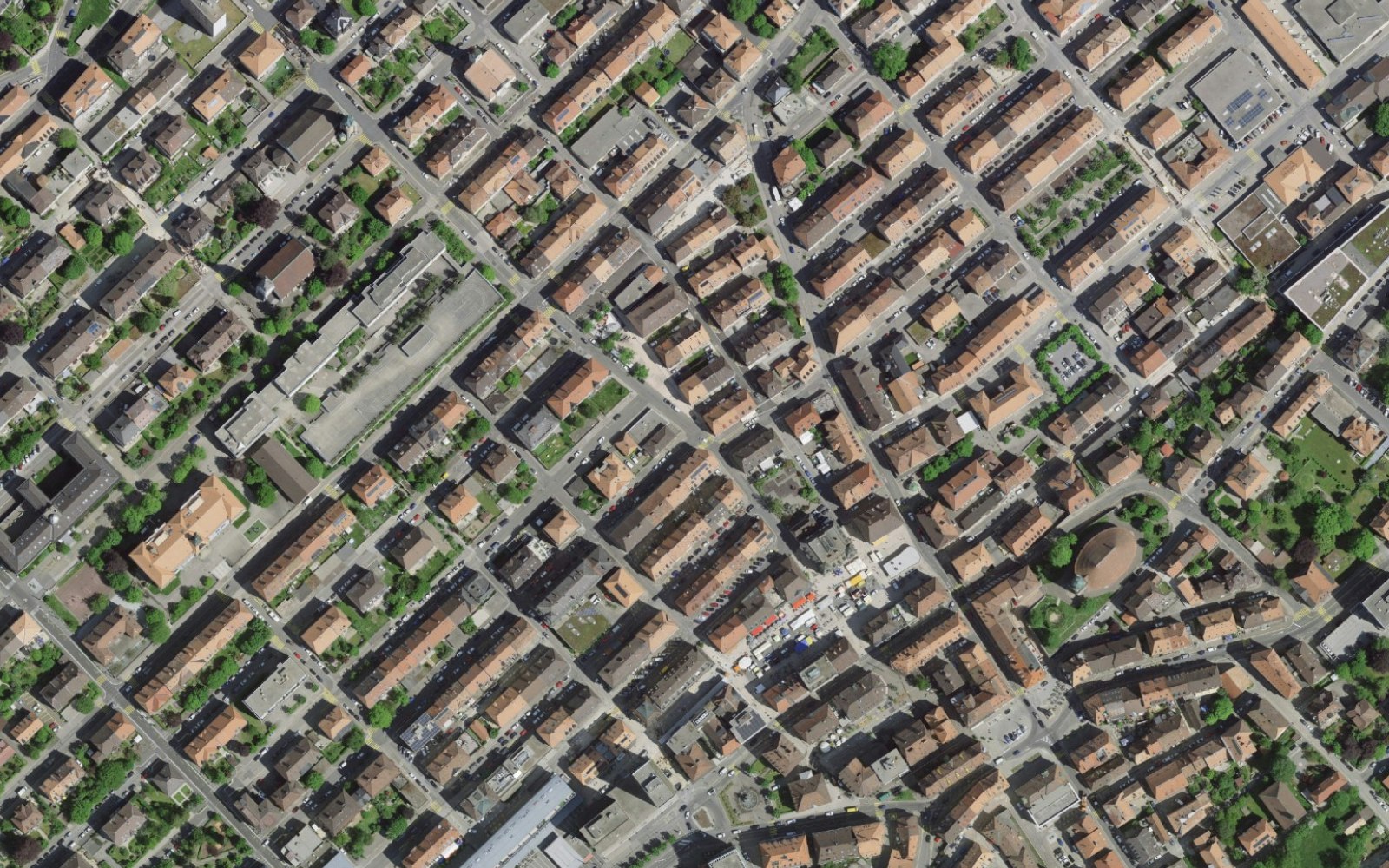 Das Bild zeigt eine Luftaufnahme vom Zentrum der Stadt La Chaux-de-Fonds (NE).
