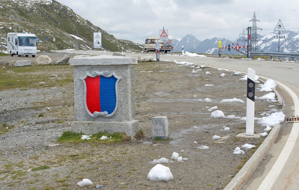 Cantonal boundaries and municipal boundaries