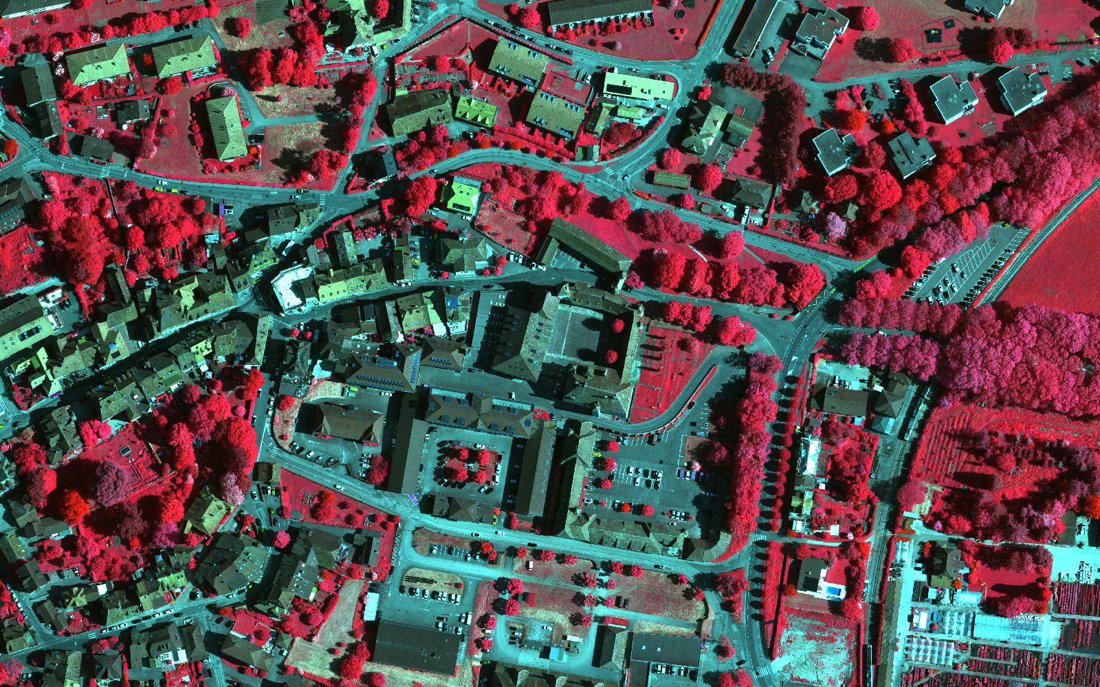 L'image montre une vue aérienne infrarouge de la région de la vieille ville de Colombier (NE).  