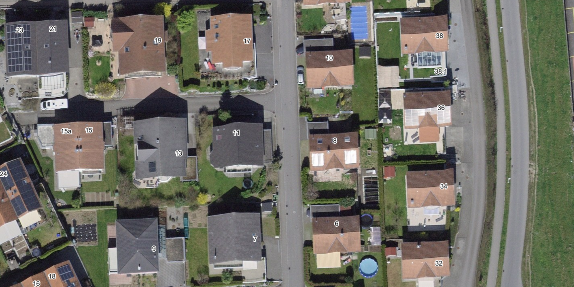 Das Bild zeigt eine Luftaufnahme von einem Einfamilienhaus Quartier, mit den zugehörigen Gebäudeadressen.