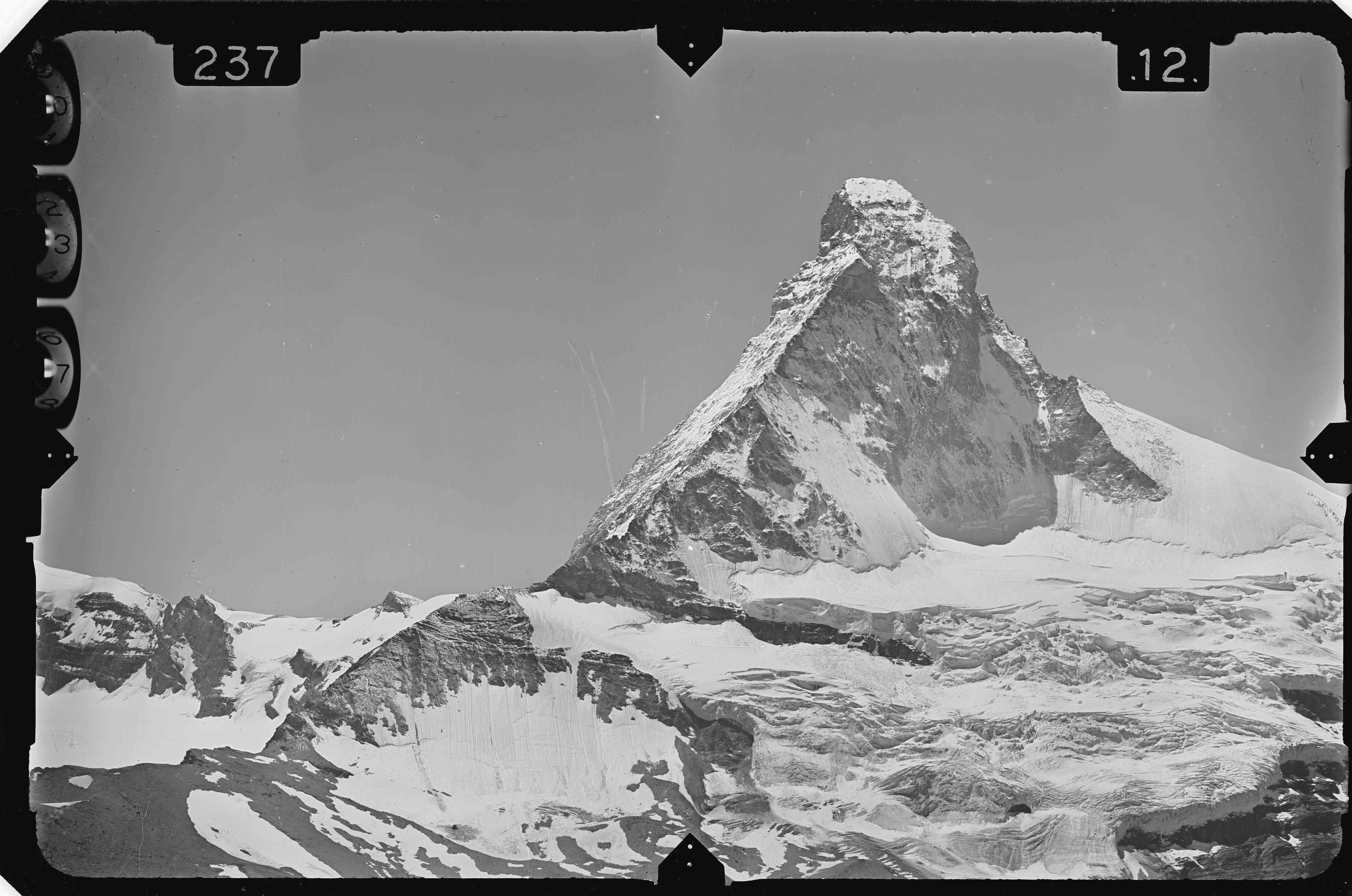 Messbild des schneebedeckten Matterhorns. Am Rand der Fotografie sind die Rahmenmarken des Messbilds zu sehen.