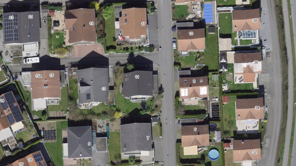 L'image montre une vue aérienne d'un quartier de maisons individuelles, avec les adresses des bâtiments correspondants.