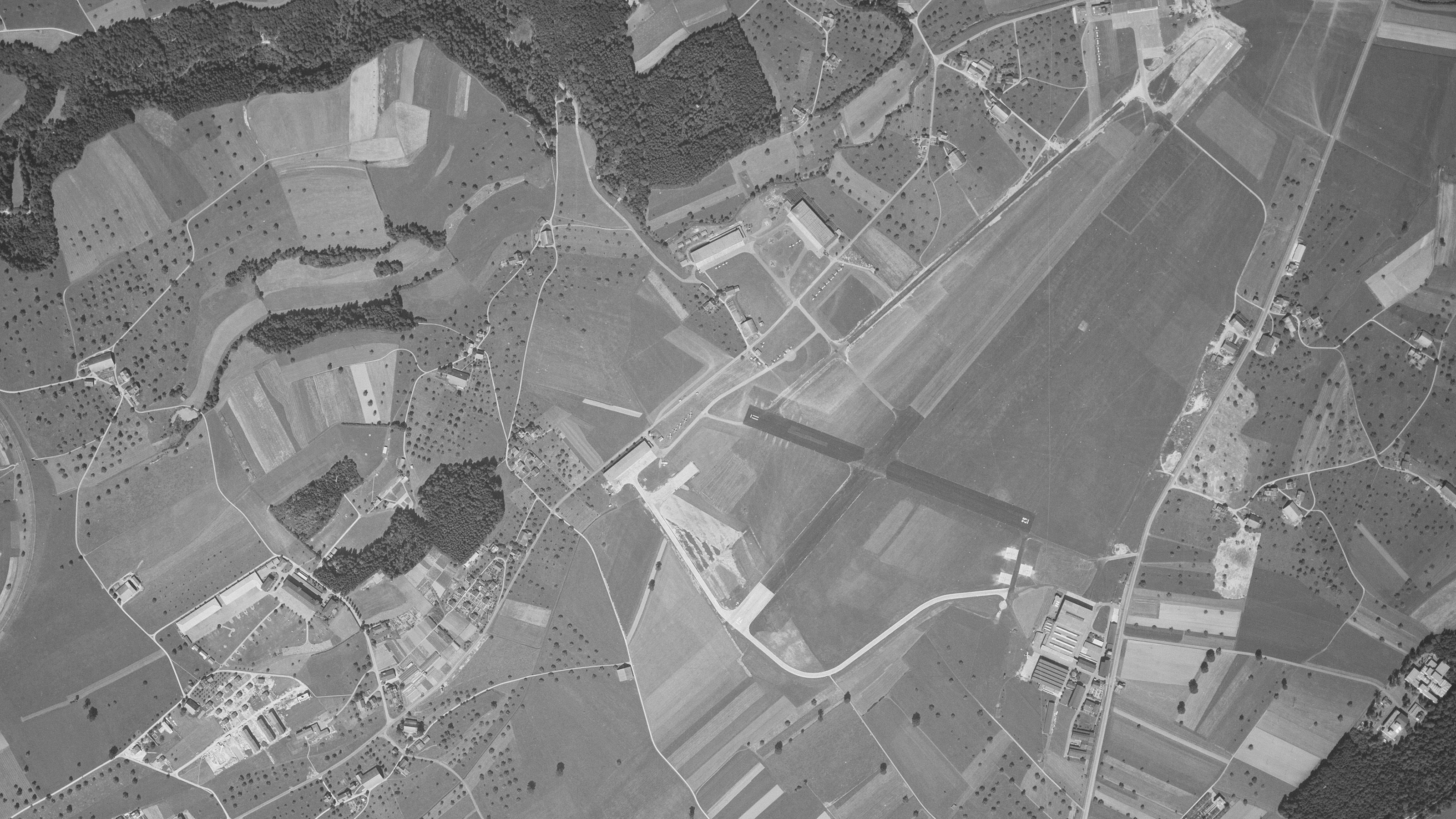 Photographie aérienne de l’aérodrome et de la place d’armes d’Emmen en 1951.
