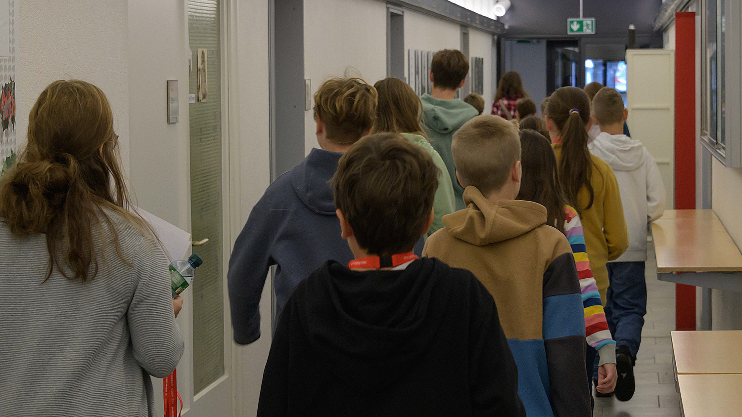 Un gruppo di visitatori nel corridoio dell'edificio di swisstopo