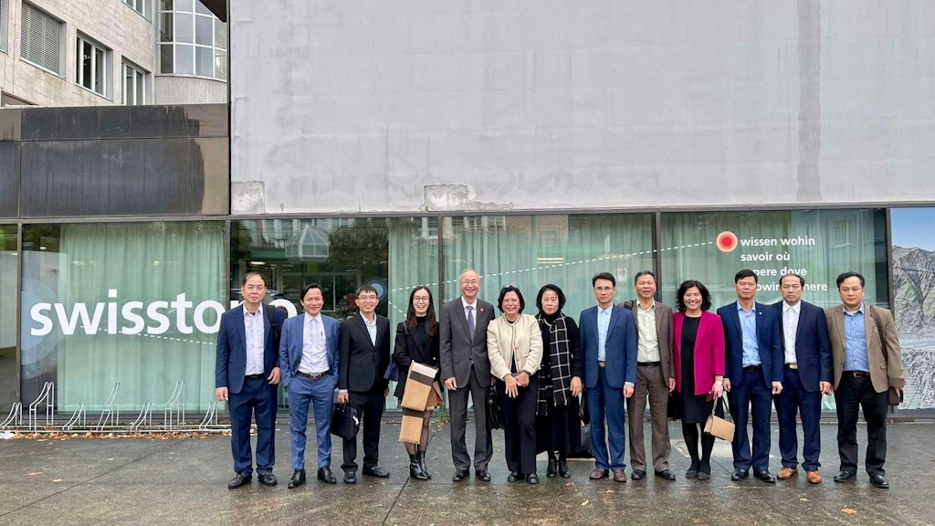 In the center, Ms Nguyen Thi Huong, Vice Chairwoman of the National Boundary Commission of Viet Nam's Ministry of Foreign Affairs, with Mr Phung The Long, Viet Nam's Ambassador to Switzerland, surrounded by the delegation of the Interdepartmental Working Group on border management and cooperation of Viet Nam.