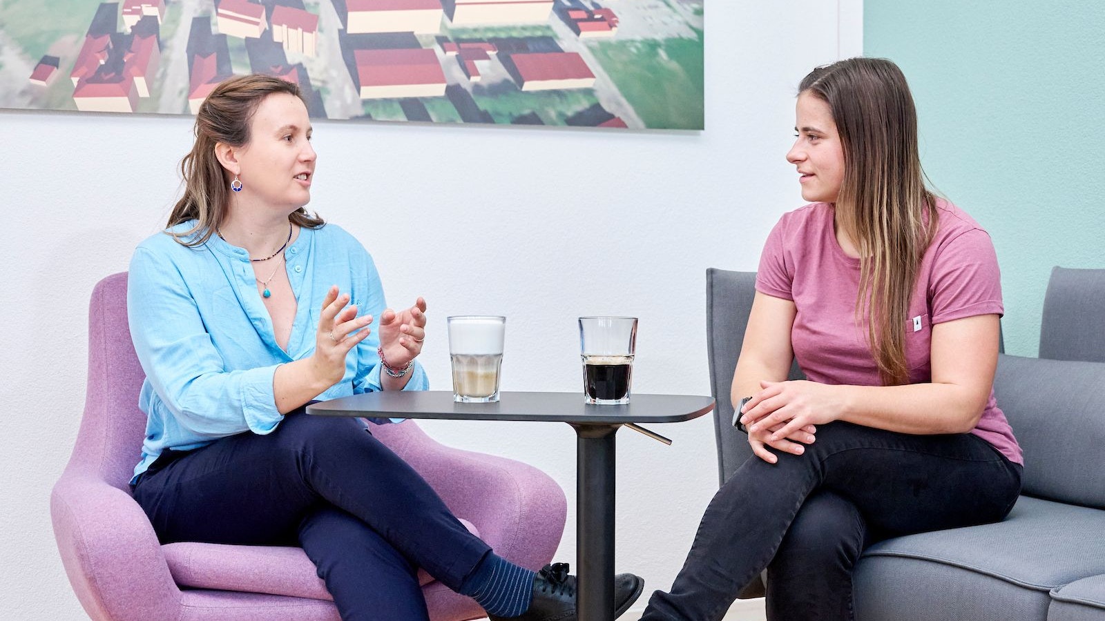 Camille Litty et Joan Sturm, collaboratrices au sein du domaine Topographie chez swisstopo, en train d’échanger sur les compétences professionnelles acquises au cours de leur doctorat.
