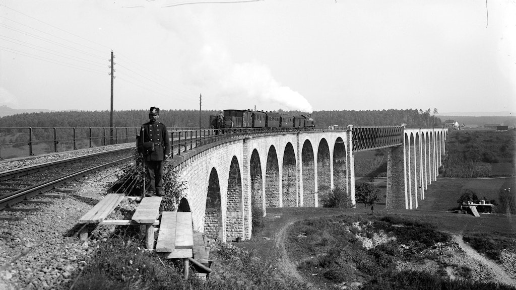 Ein Soldat bewacht das Eisenbahnviadukt an der Bahnstrecke Schaffhausen-Zürich während des Ersten Weltkriegs
