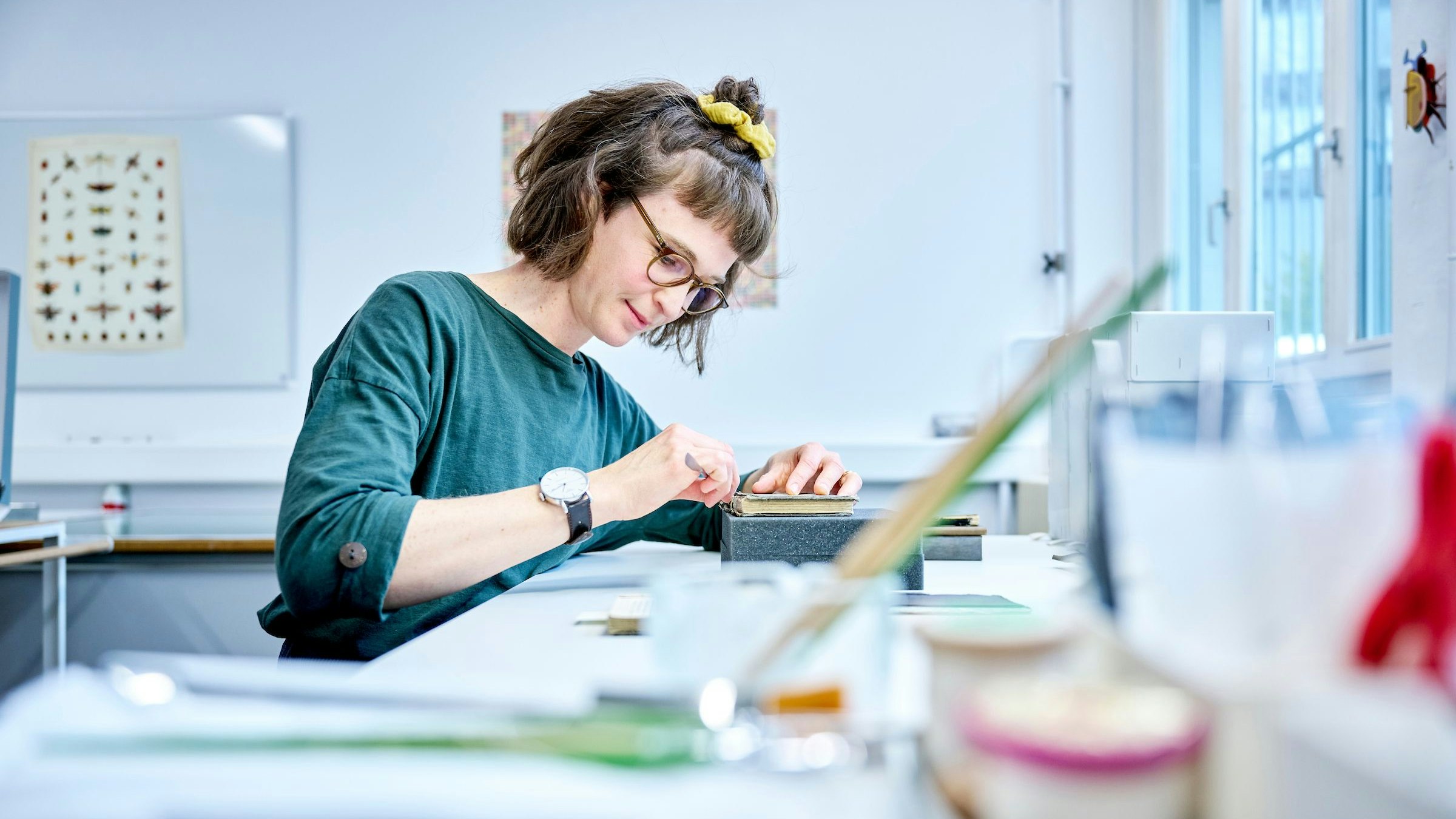 Lea Dauwalder bei der Restaurierung eines Feldbuchs