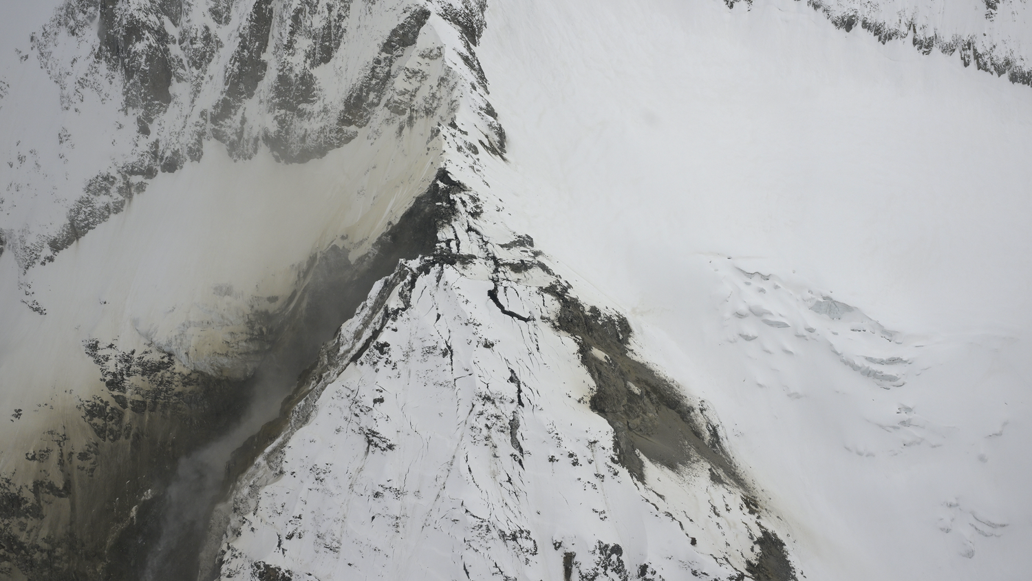 Gipfel des kleinen Nesthorns von oben, mit sichtbaren Rissen. 