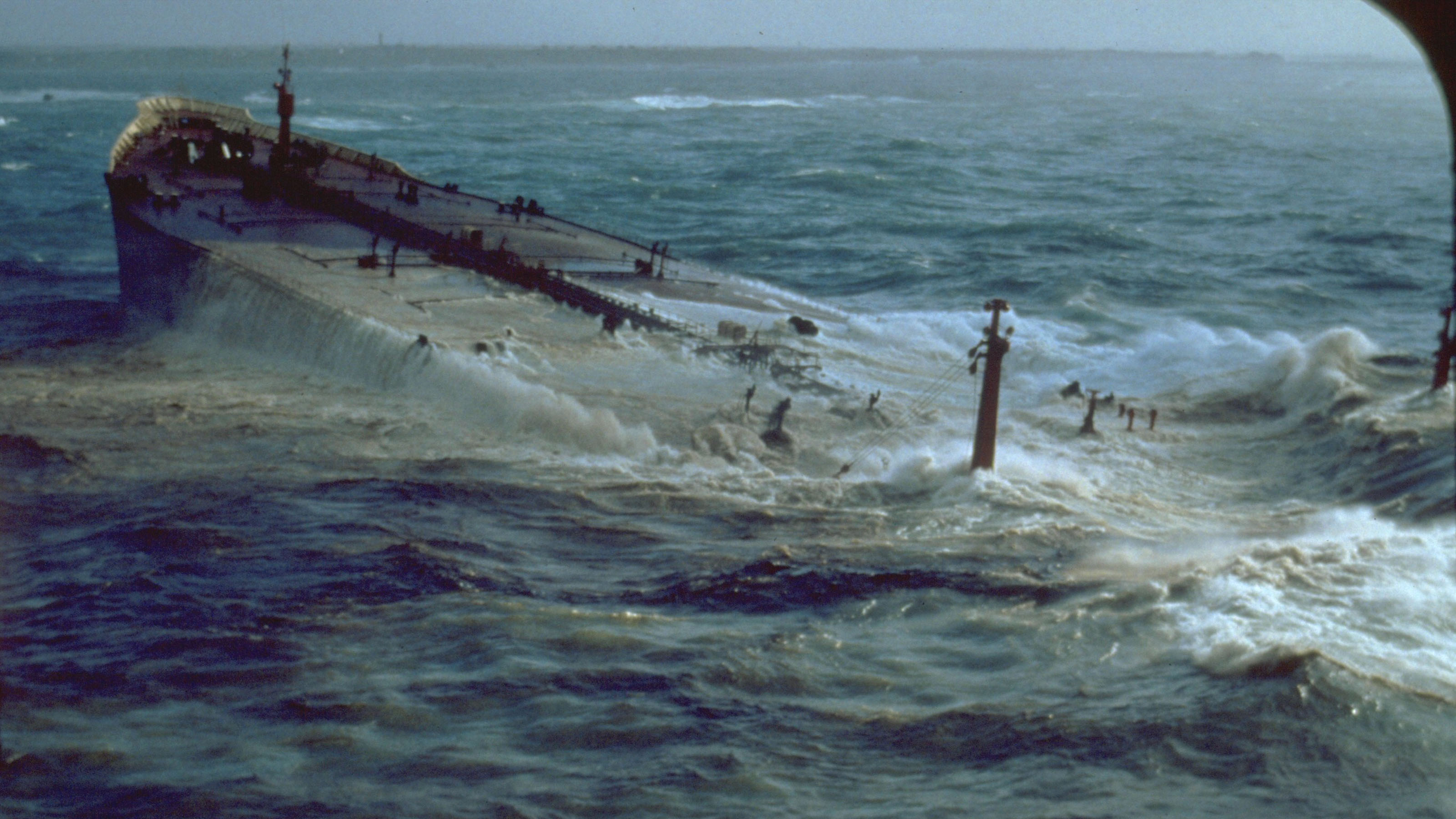 Der sinkende Öltanker Amoco Cadiz auf hoher See von Wasser überspült.