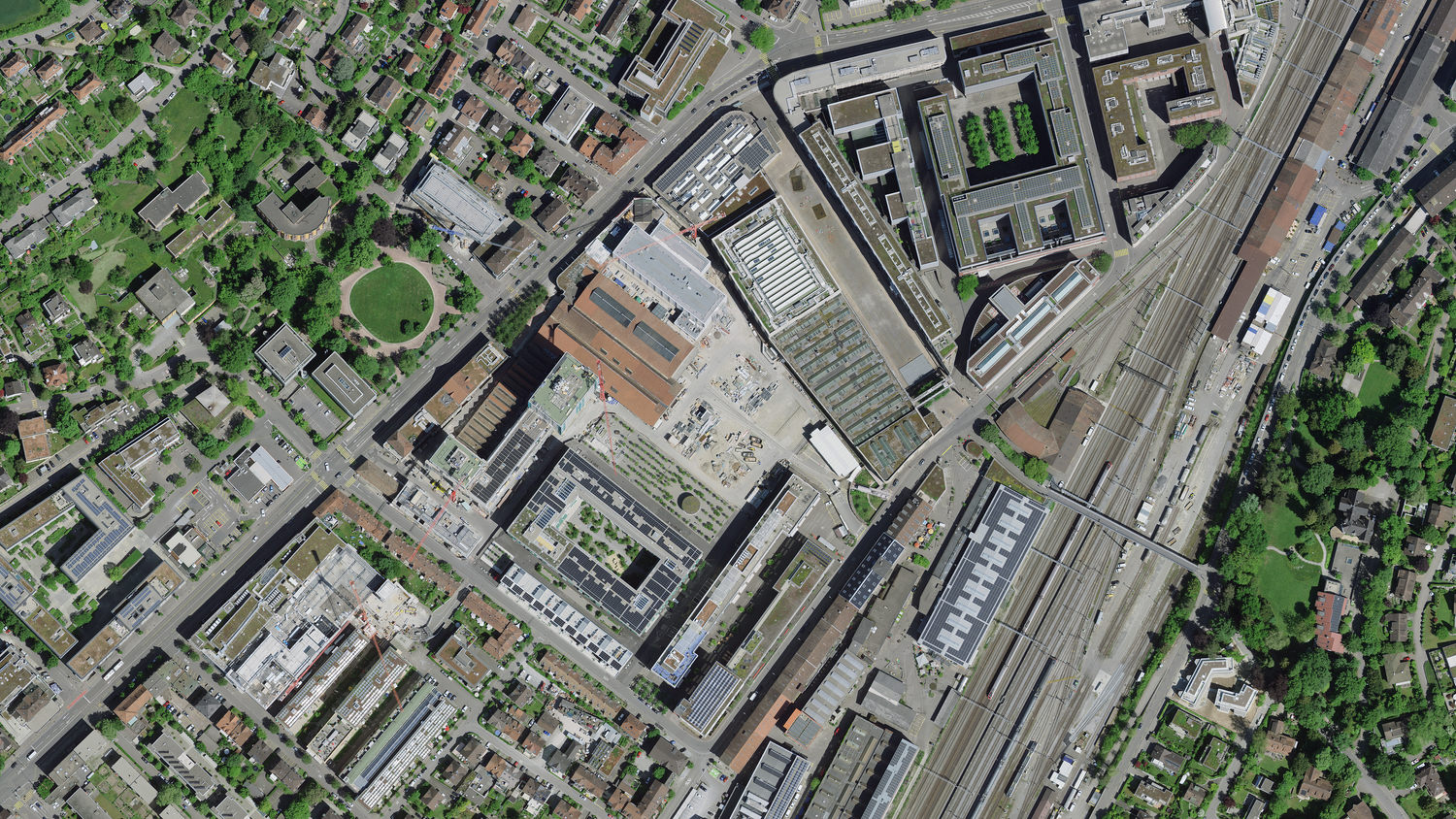 Luftaufnahme mit Gleisanlagen und Industriegebäuden