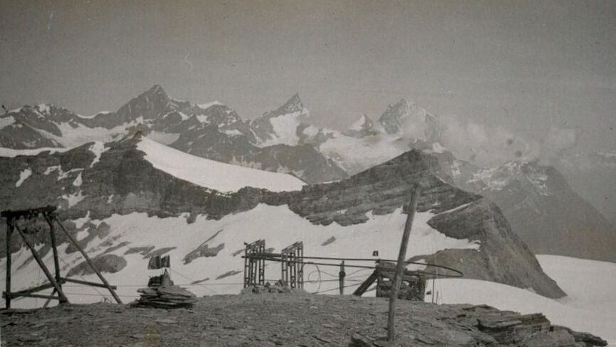 Leitungsmasten und Hilfsbahn auf der Testa Grigia.