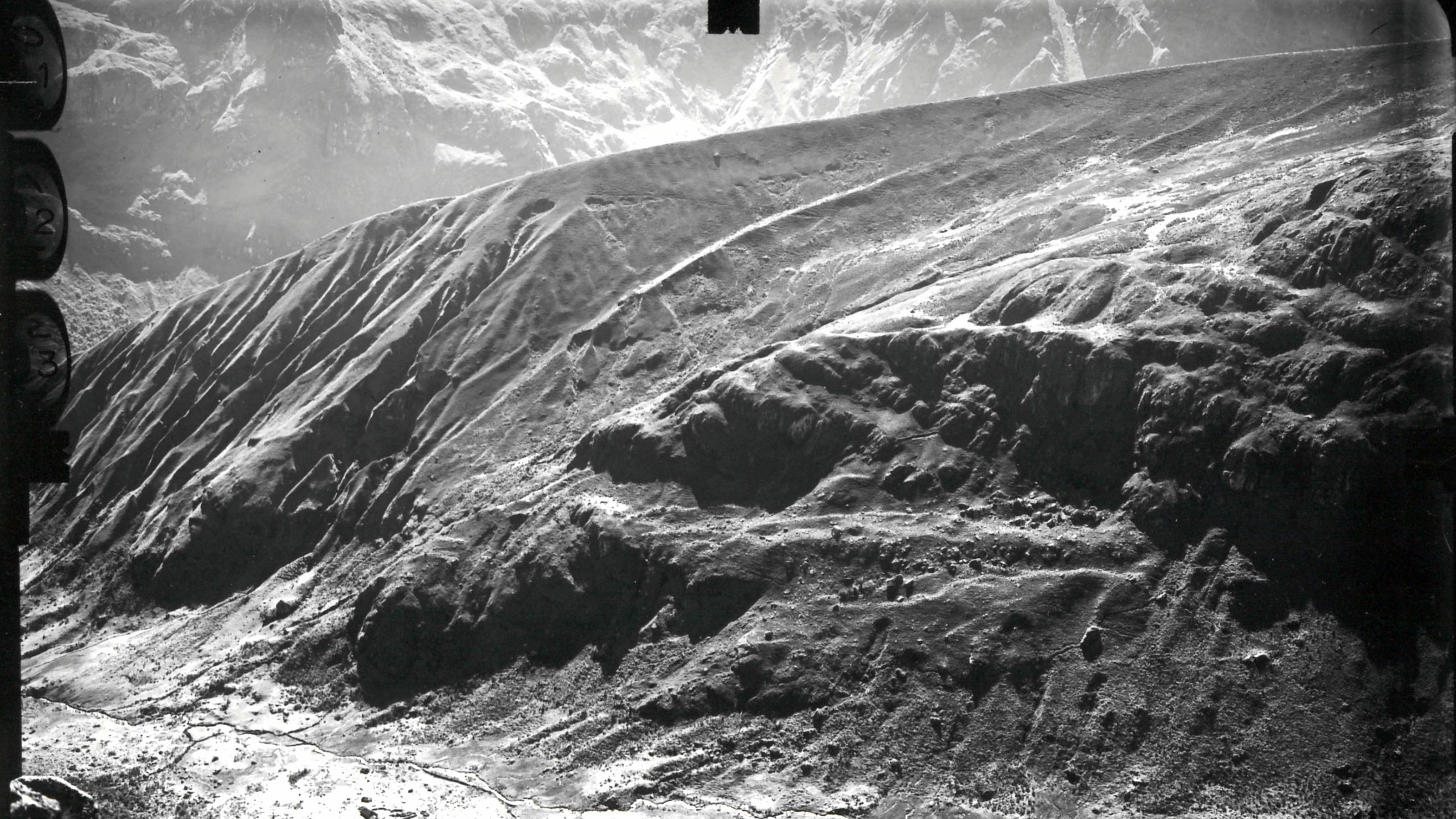 Terrestrische Aufnahme aus der Panta-Region in Peru. Tal mit Gewässer.