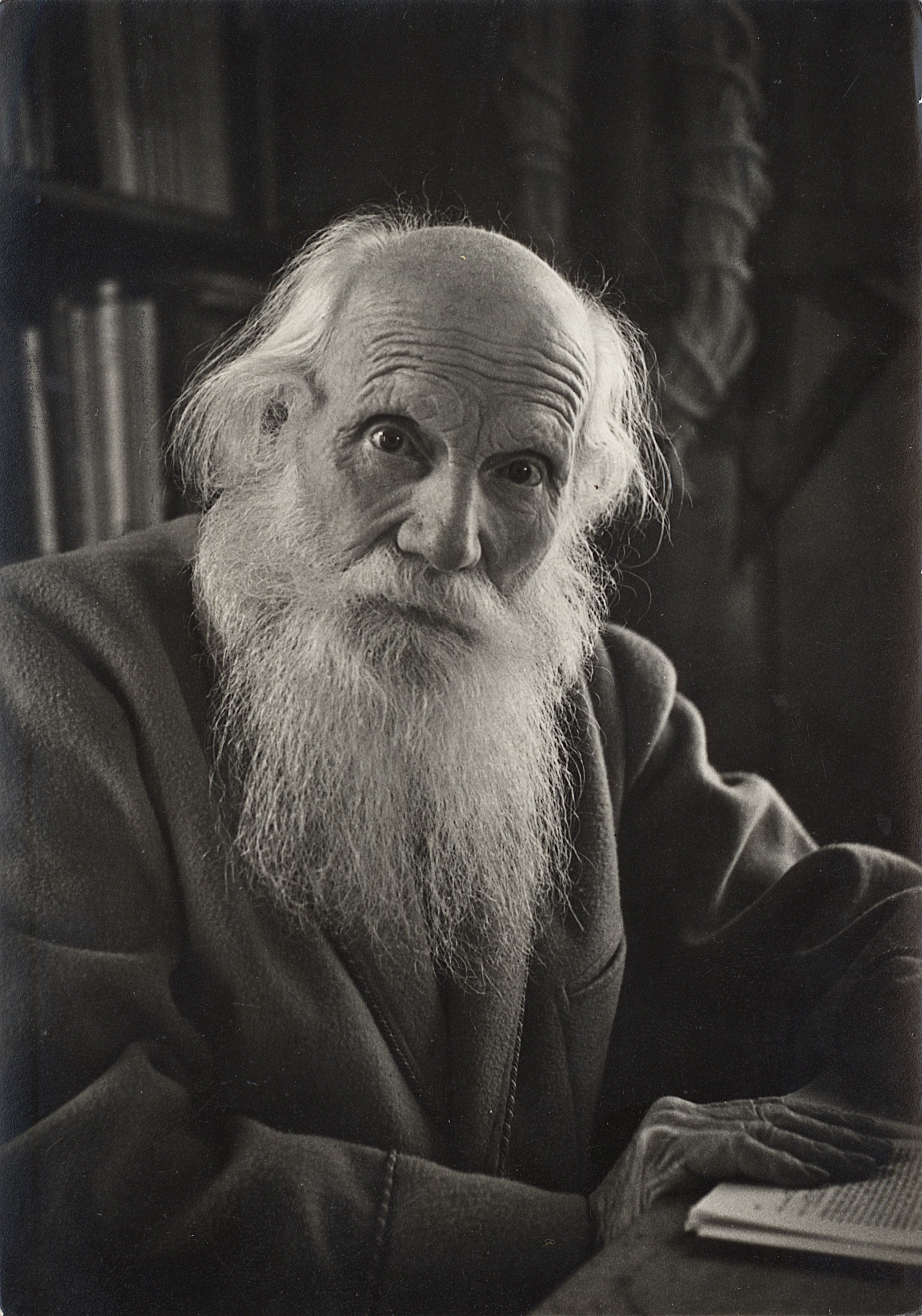 Foto von Albert Heim im hohen Alter mit langem weissem Bart und wachem Blick.