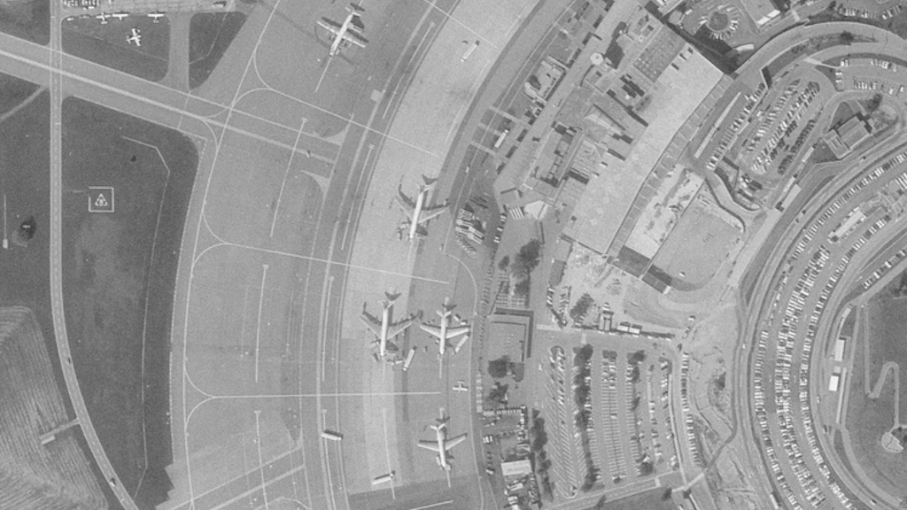 Der Flughafen Zürich Kloten von oben, Aufnahme von 1972