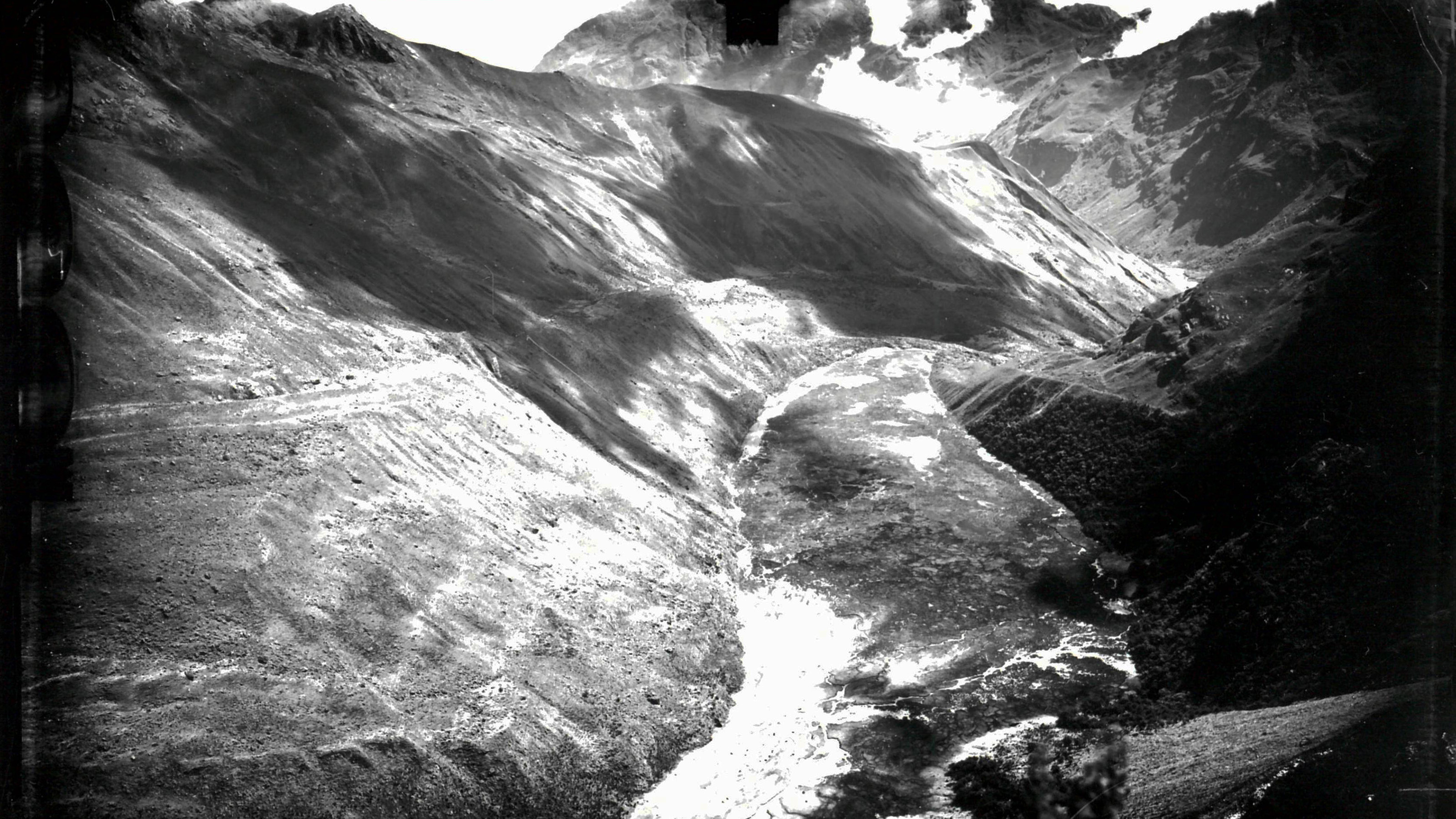 Terrestrische Aufnahme aus der Panta-Region in Peru. Tal mit Gewässer.