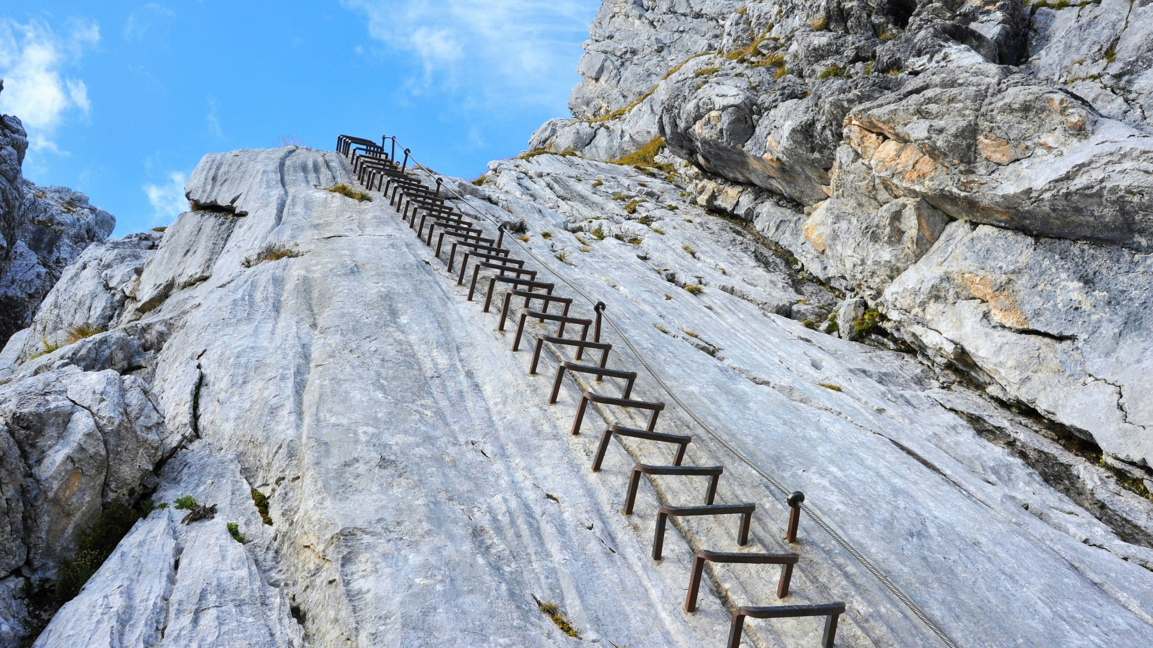 Eisentritte in einer senkrechten Kalksteinwand