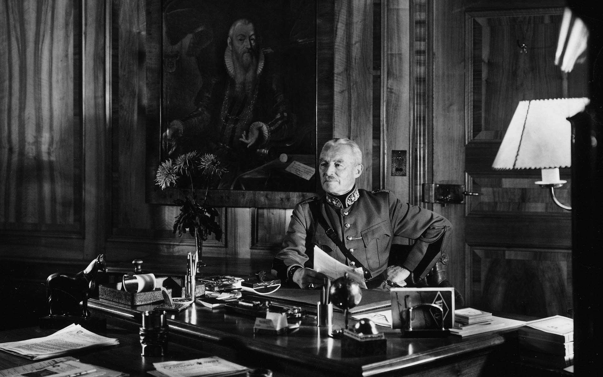 Henri Guisan in Uniform am Schreibtisch.