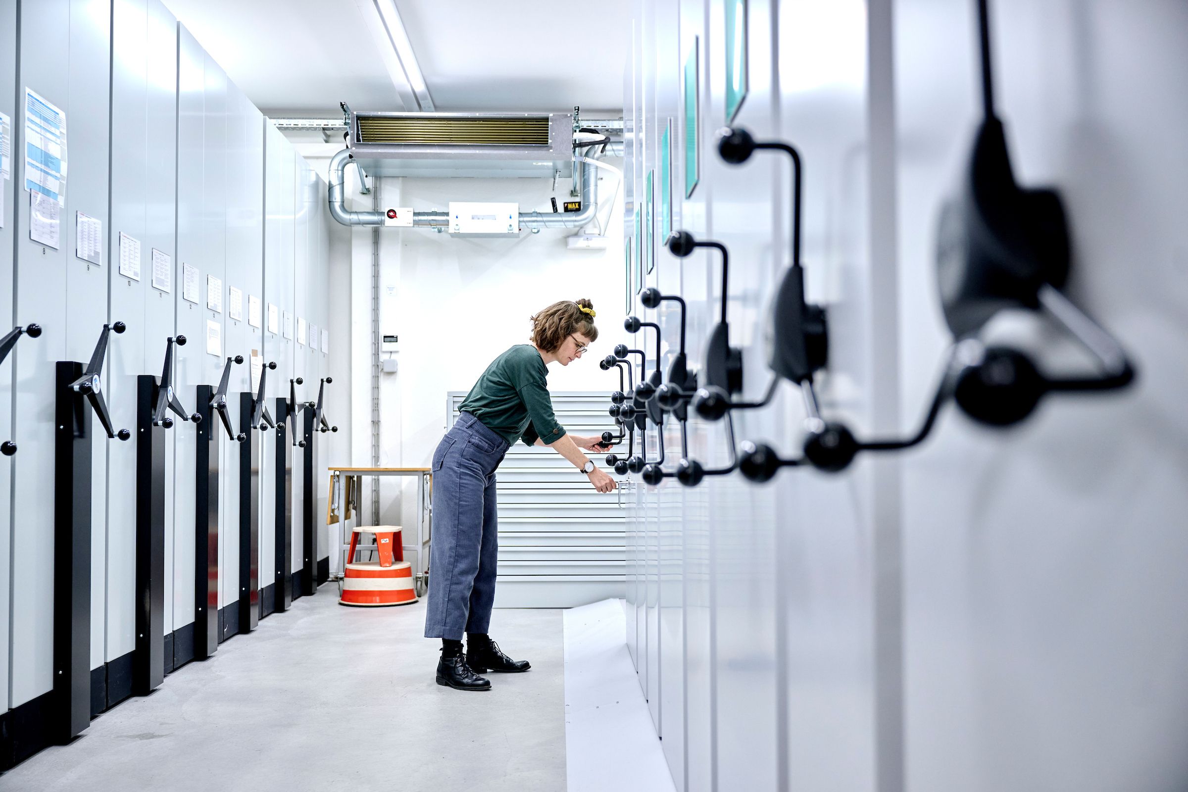 Lea Dauwalder beim Öffnen der Archivfächer.