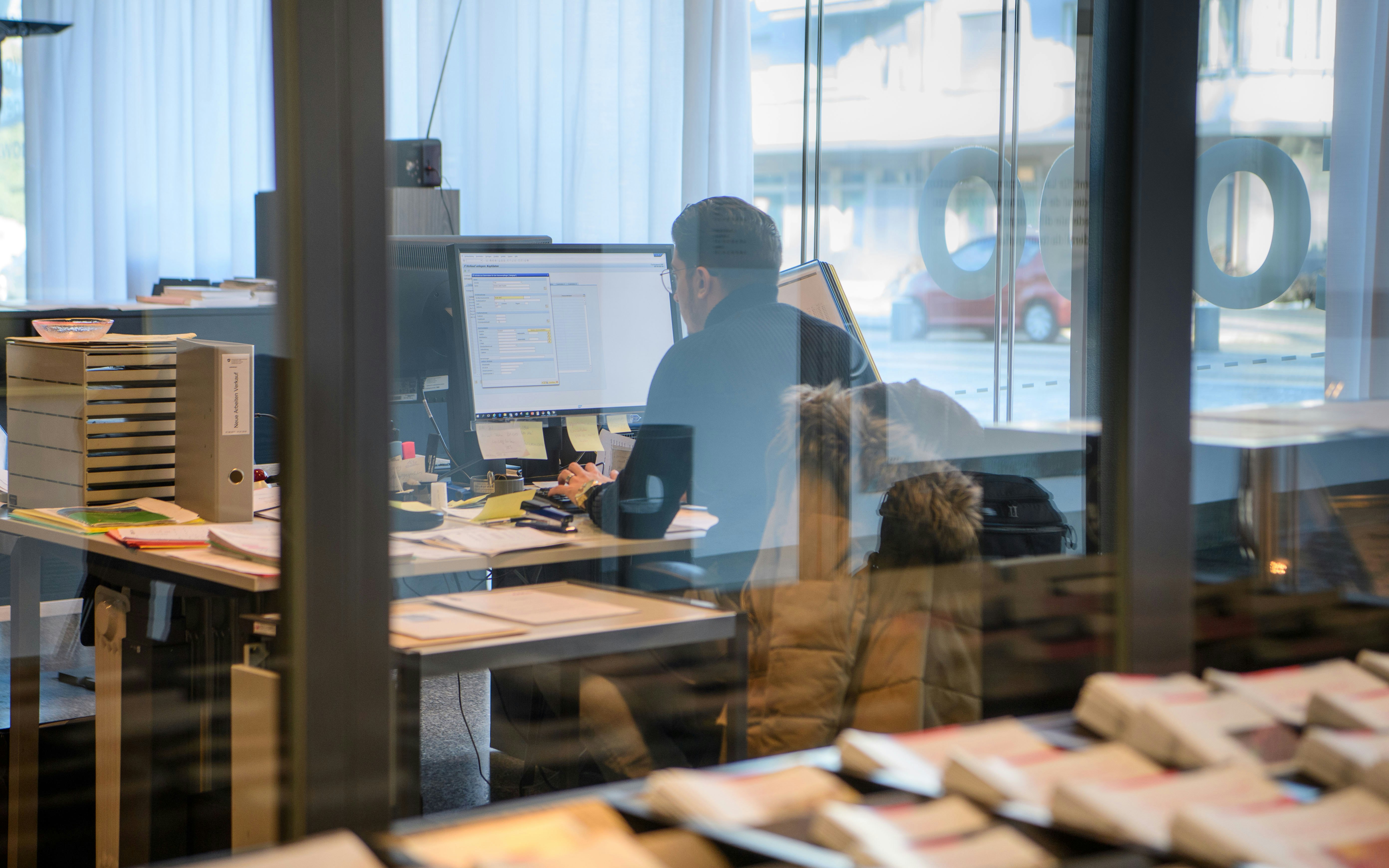 ... sowie in die Bereiche Personalwesen, Führungsunterstützung, Rechnungswesen und Vermessung.