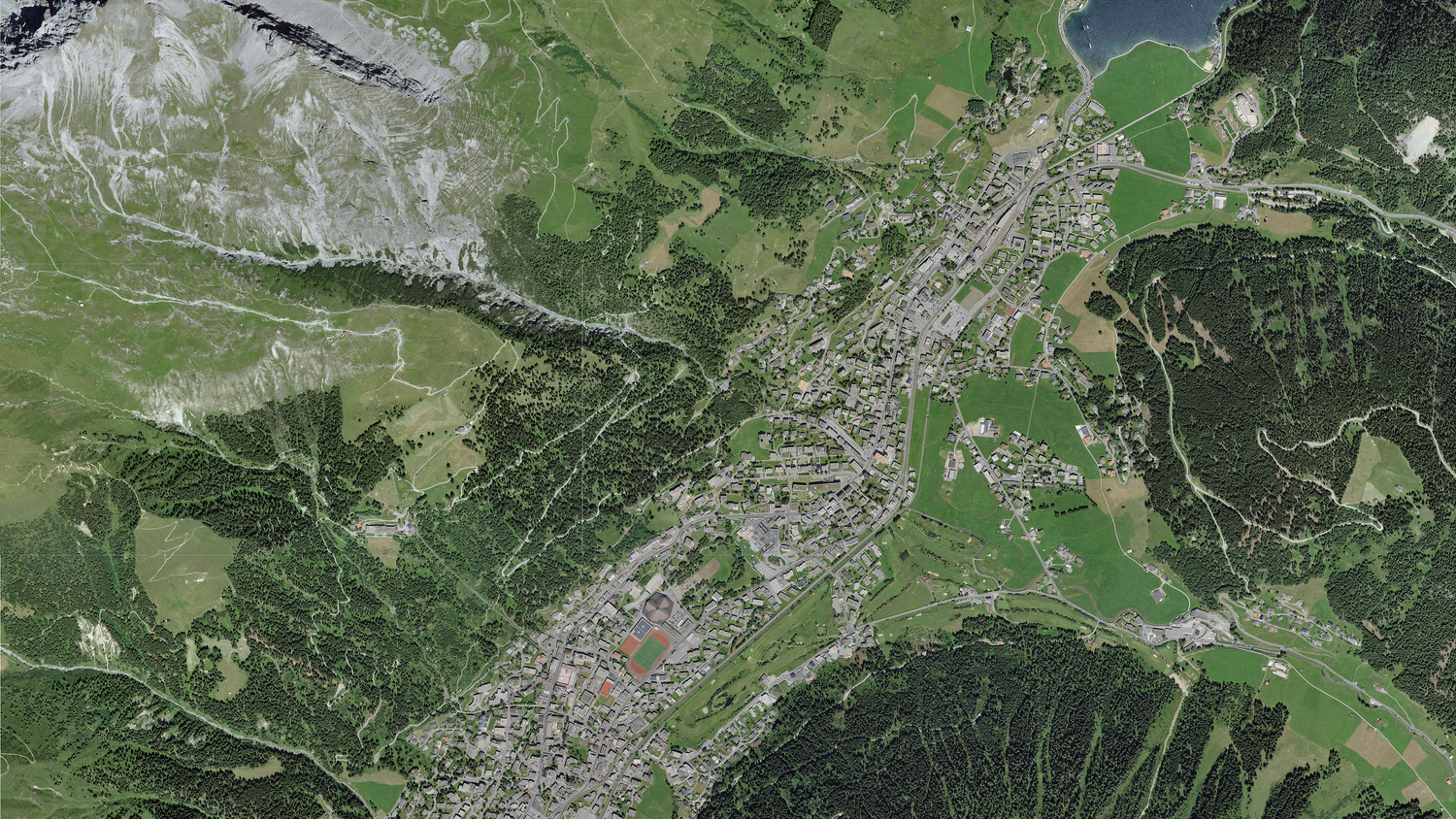 Luftaufnahme von Davos mit See, Gebäuden und Strassen