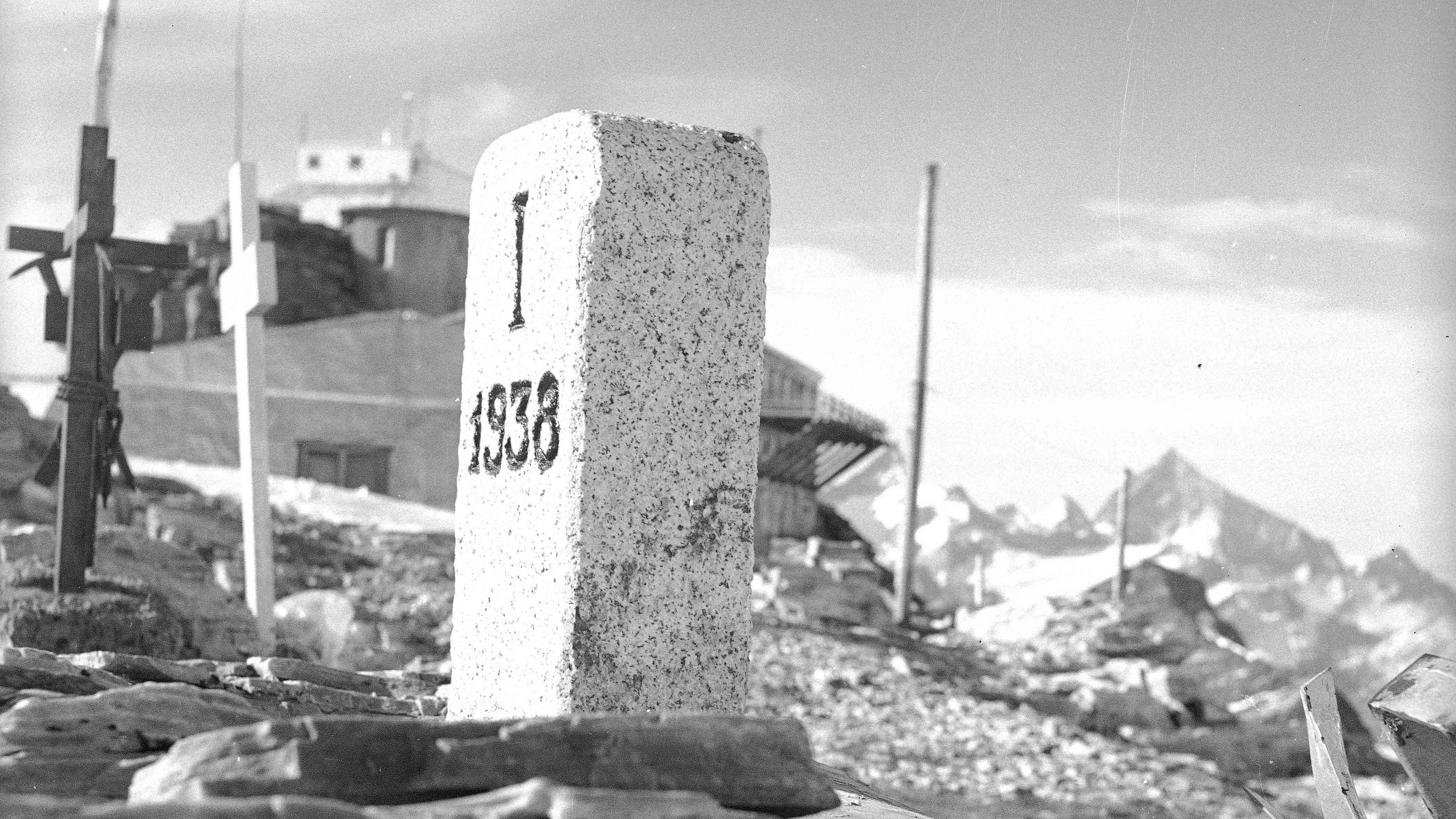 Grenzstein mit dem Jahr 1938 eingemeisselt.