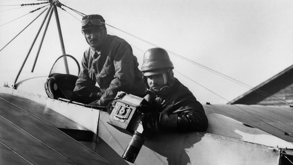 Pilot mit Beobachter mit Foto-Handkamera.
