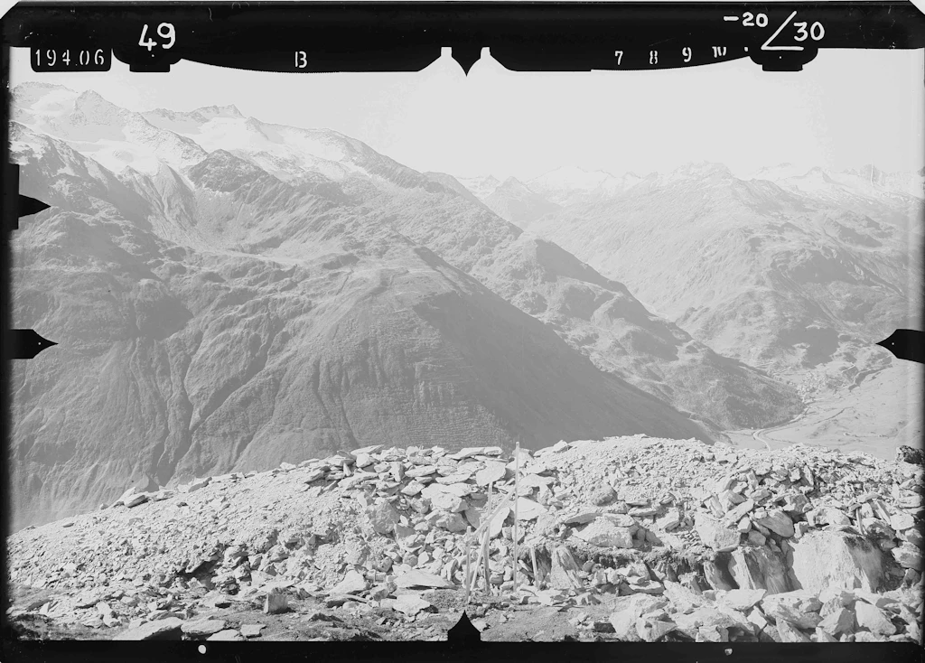 Terrestrische Aufnahme des Urserntals mit Andermatt.