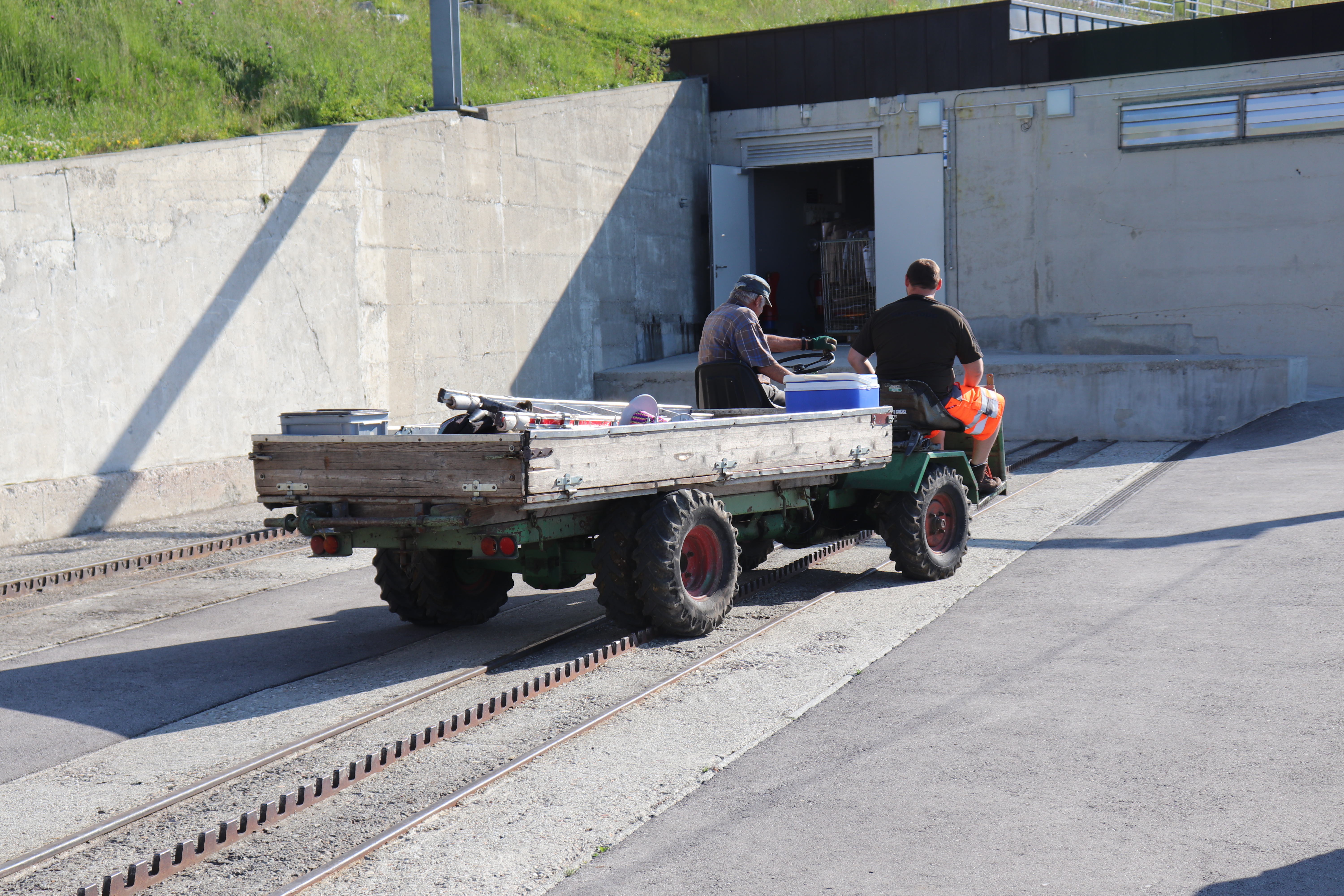 Reparaturmaterial für Vermessungspyramide auf einem Transporter.
