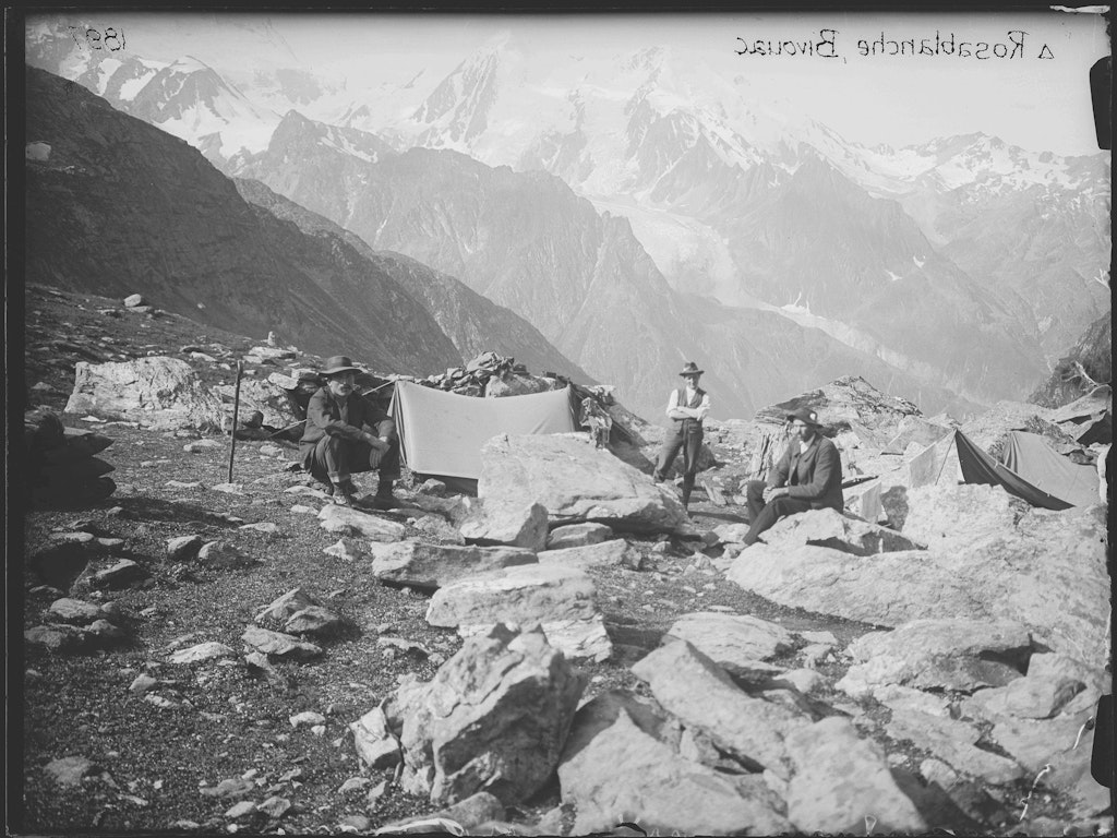 Ein Ingenieur und seine Gehilfen biwakieren in den Walliser Alpen, 1915.