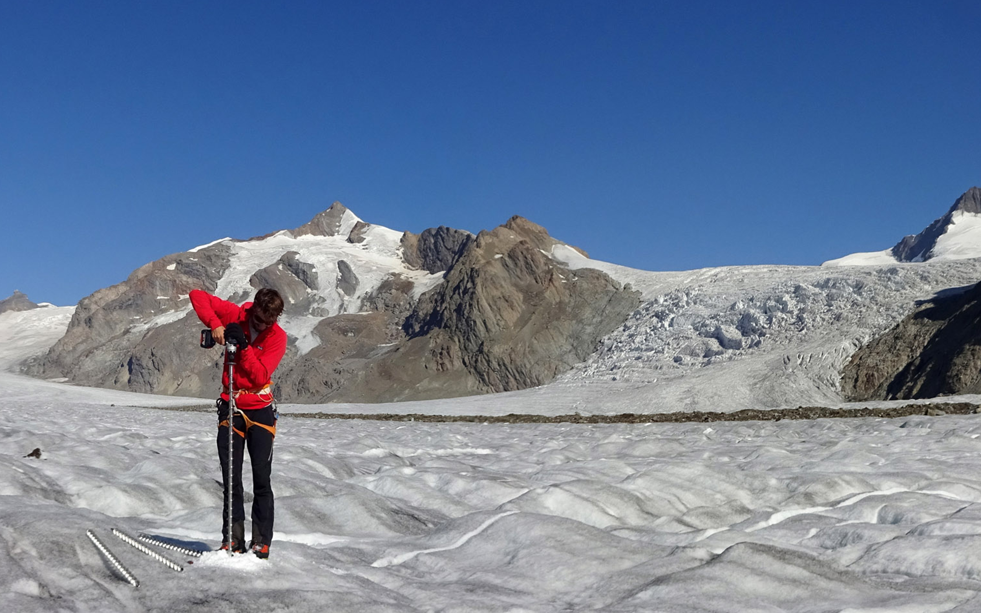 Setzen eines Messpegels auf dem Konkordiaplatz, Grosser Aletschgletscher (VS)