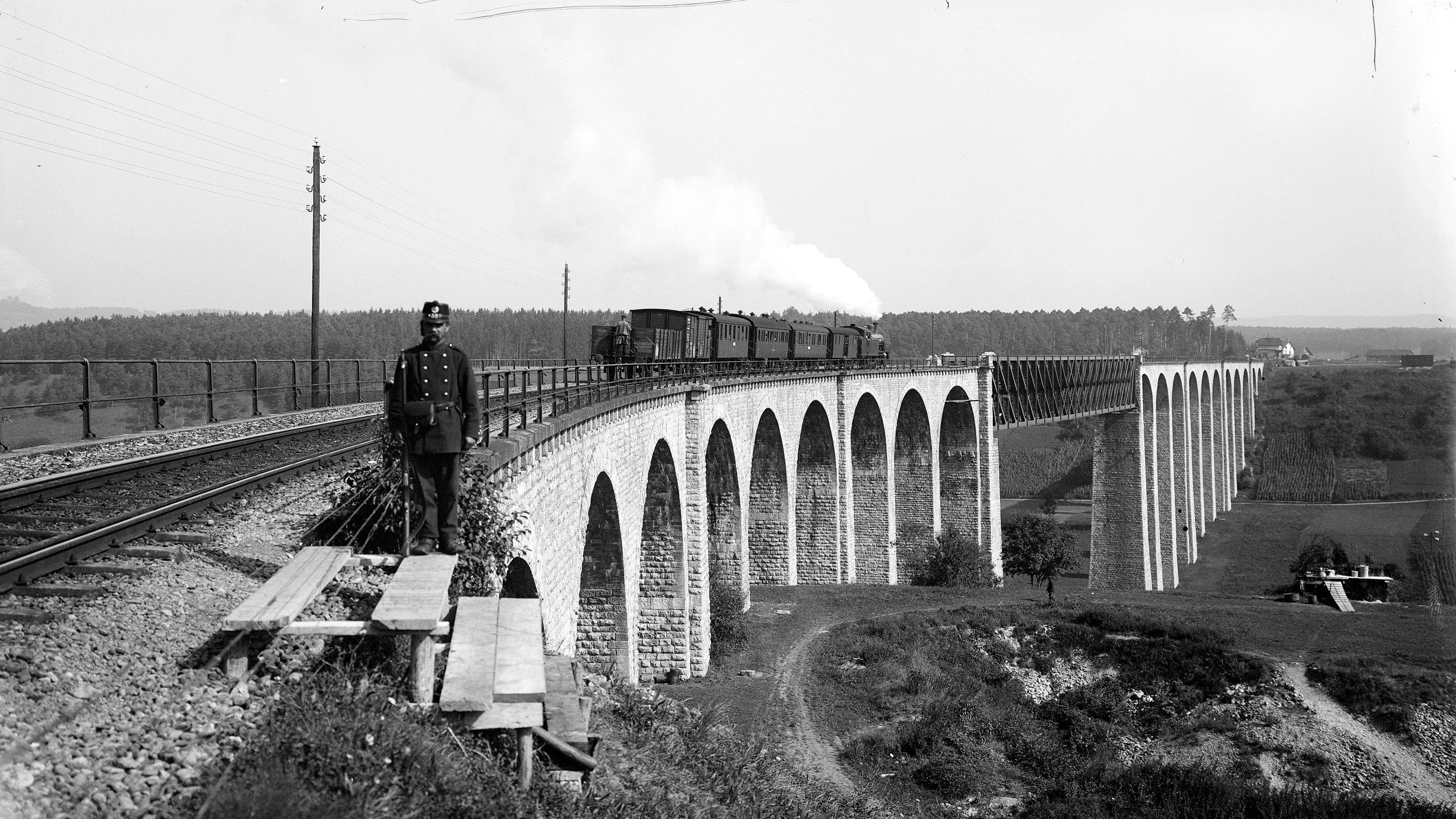 Ein Soldat bewacht das Eisenbahnviadukt an der Bahnstrecke Schaffhausen-Zürich während des Ersten Weltkriegs