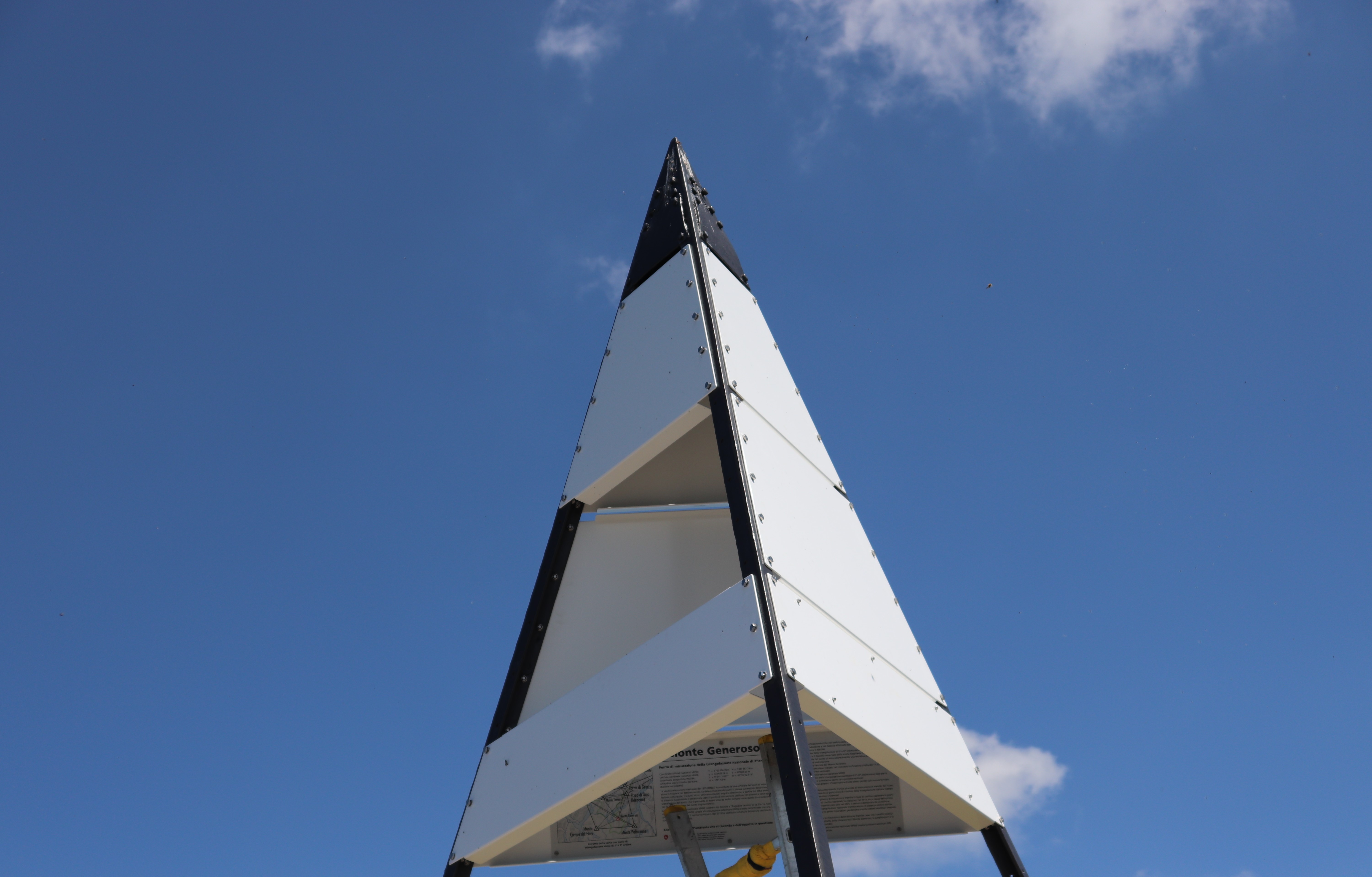 Die Triangulationspyramide des Monte Generoso im Prozess der Restauration.