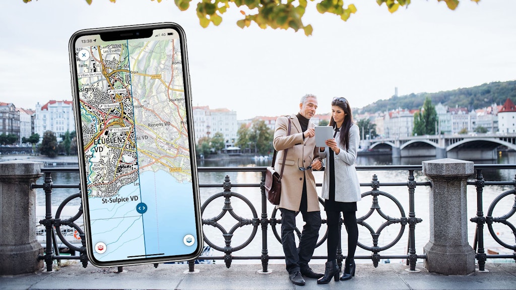 Screen Base Map mit Vergleich zu Landeskarte und Personen mit Tablet im Hintergrund