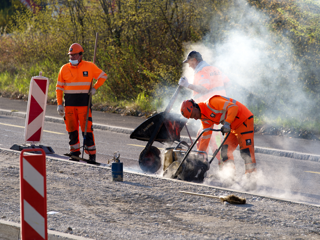 Bauarbeiter beim Ausbessern einer Strasse.