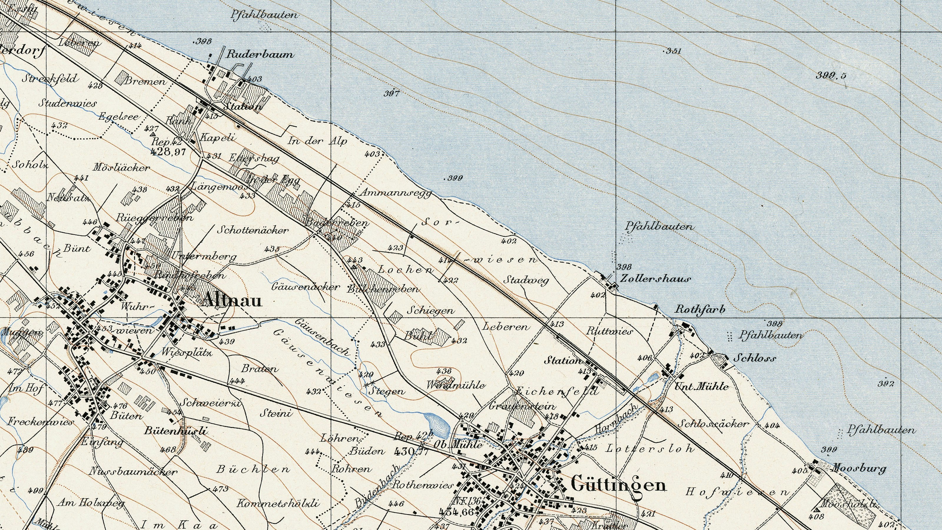 Die Abbildung zeigt einen Ausschnitt des Siegfriedkartenblattes Nummer 61 (Thurgauer Bodenseeküste). Mit seiner dreifarbigen Darstellung, den Höhenlinien, Waldflächen, Seetiefen und zahlreichen weiteren Angaben verdeutlicht der Ausschnitt die hohe Informationsdichte der Siegfriedkarte im Vergleich zur Dufourkarte.