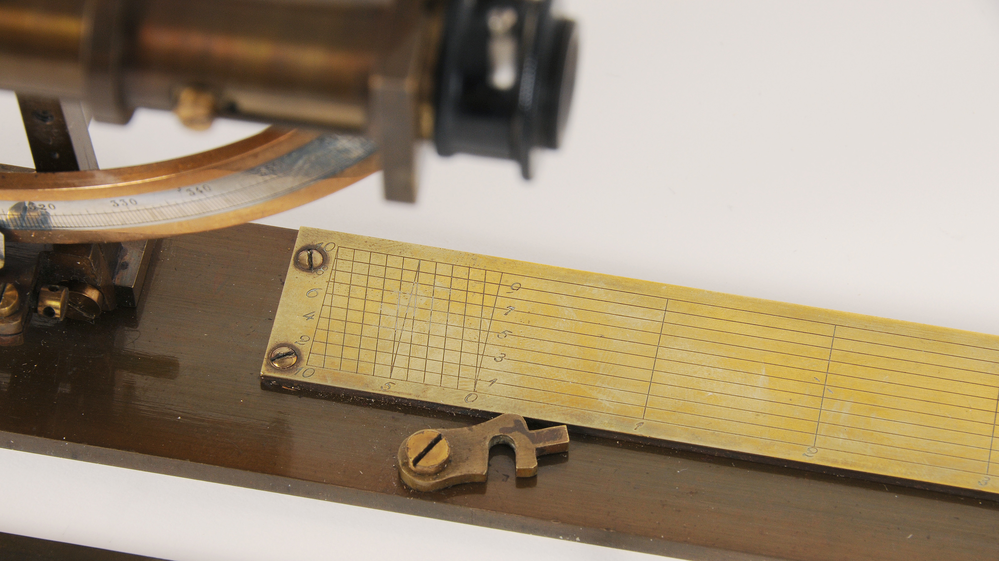 Kippregel mit integriertem Transversalmassstab.