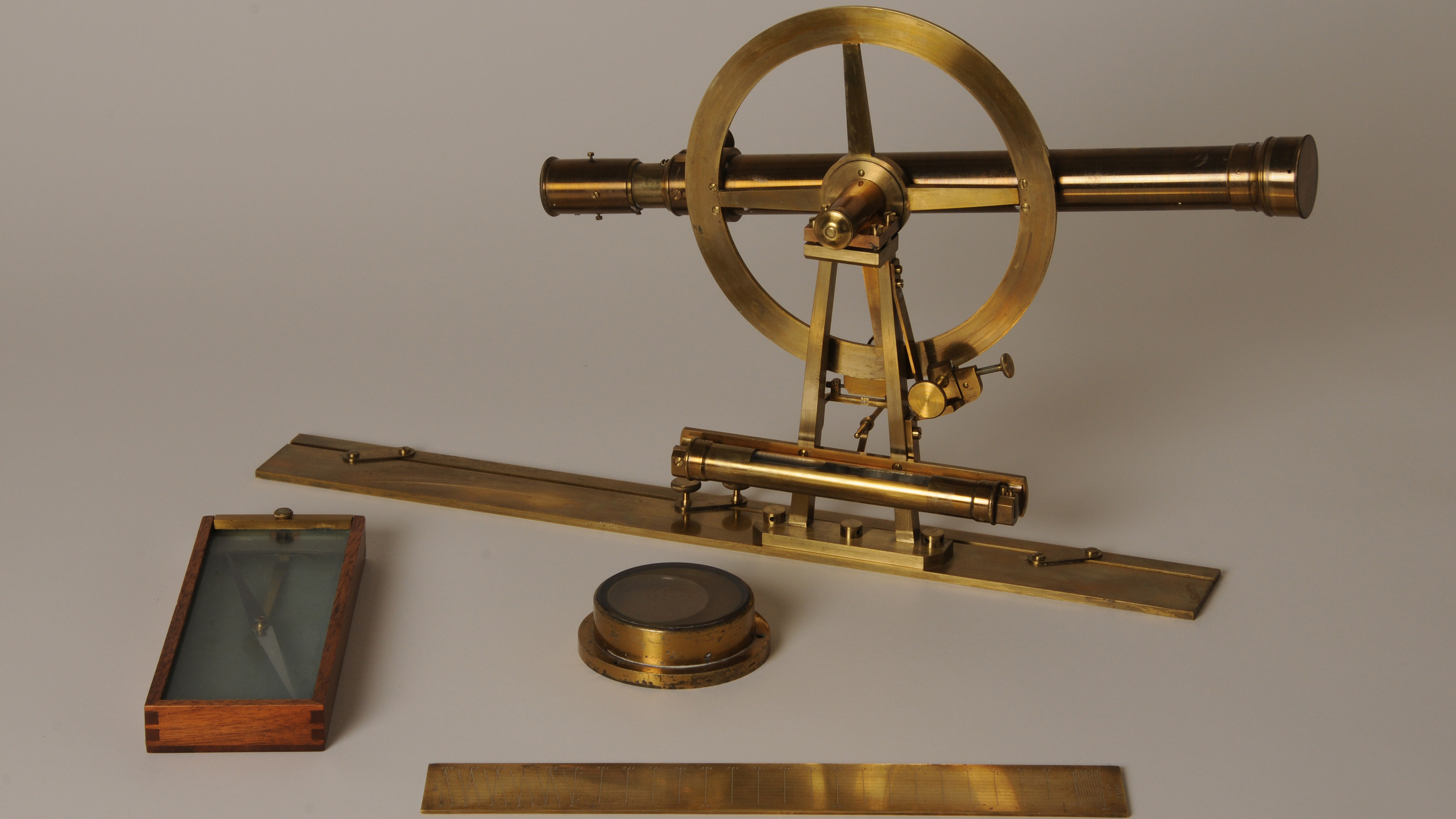 Kippregel mit Transversalmassstab.