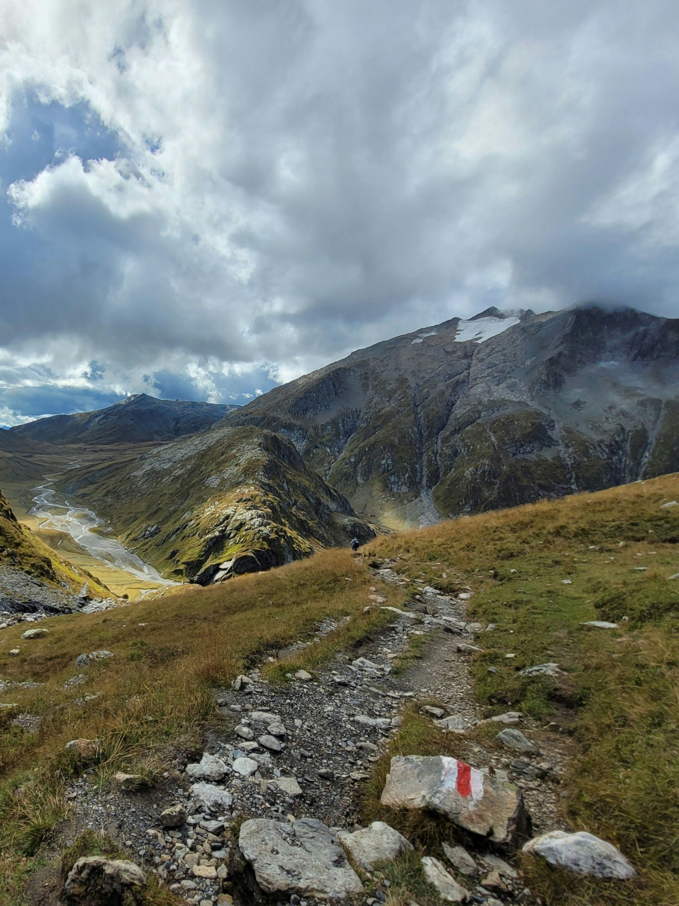 Markierter Bergwanderweg mit Weiss-Rot-Weiss