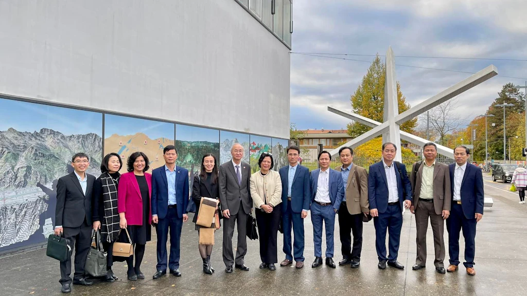 Nguyen Thi Huong, Vizepräsidentin der vietnamesischen nationalen Grenzkommission und Phung The Long, Vietnams Botschafter in der Schweiz umgeben von der vietnamesischen Delegation bei ihrem Besuch bei swisstopo vor dem Sitz des Bundesamtes in Wabern