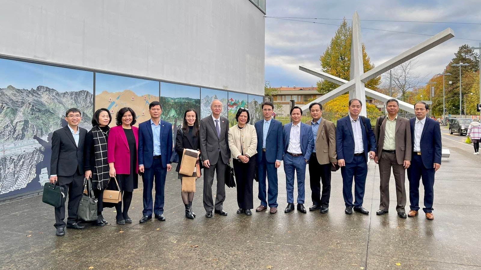 Nguyen Thi Huong, Vizepräsidentin der vietnamesischen nationalen Grenzkommission und Phung The Long, Vietnams Botschafter in der Schweiz umgeben von der vietnamesischen Delegation bei ihrem Besuch bei swisstopo vor dem Sitz des Bundesamtes in Wabern
