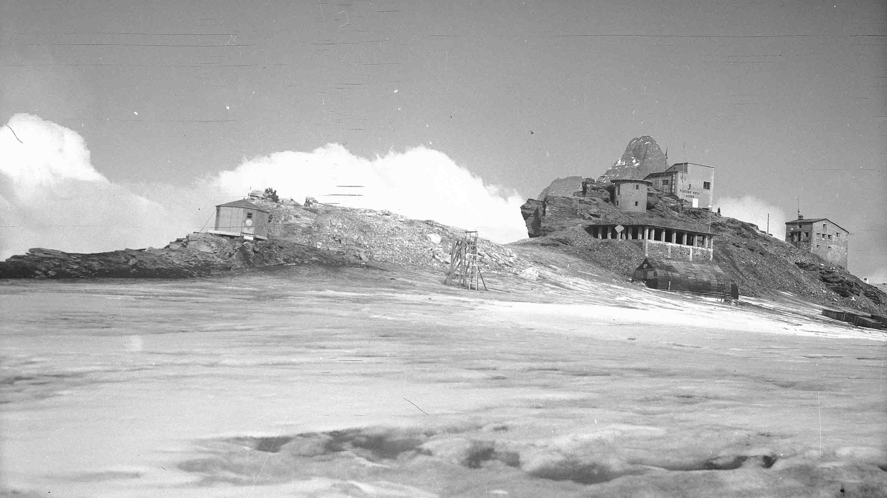 Felskuppe der Testa Grigia mit Gletscher und Gebäuden