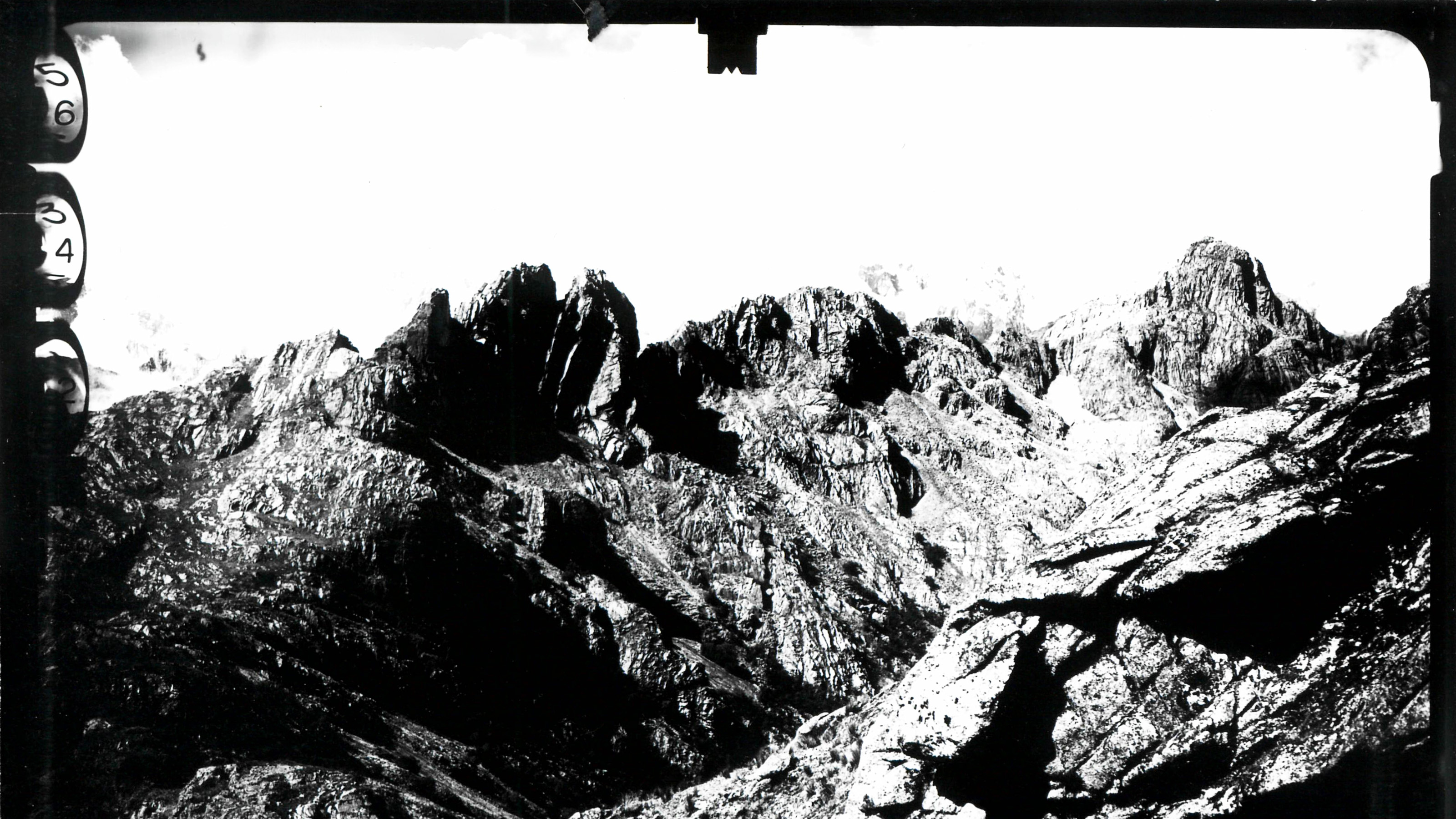 Terrestrische Aufnahme aus der Panta-Region in Peru. Berge ohne Schnee oder Eis.